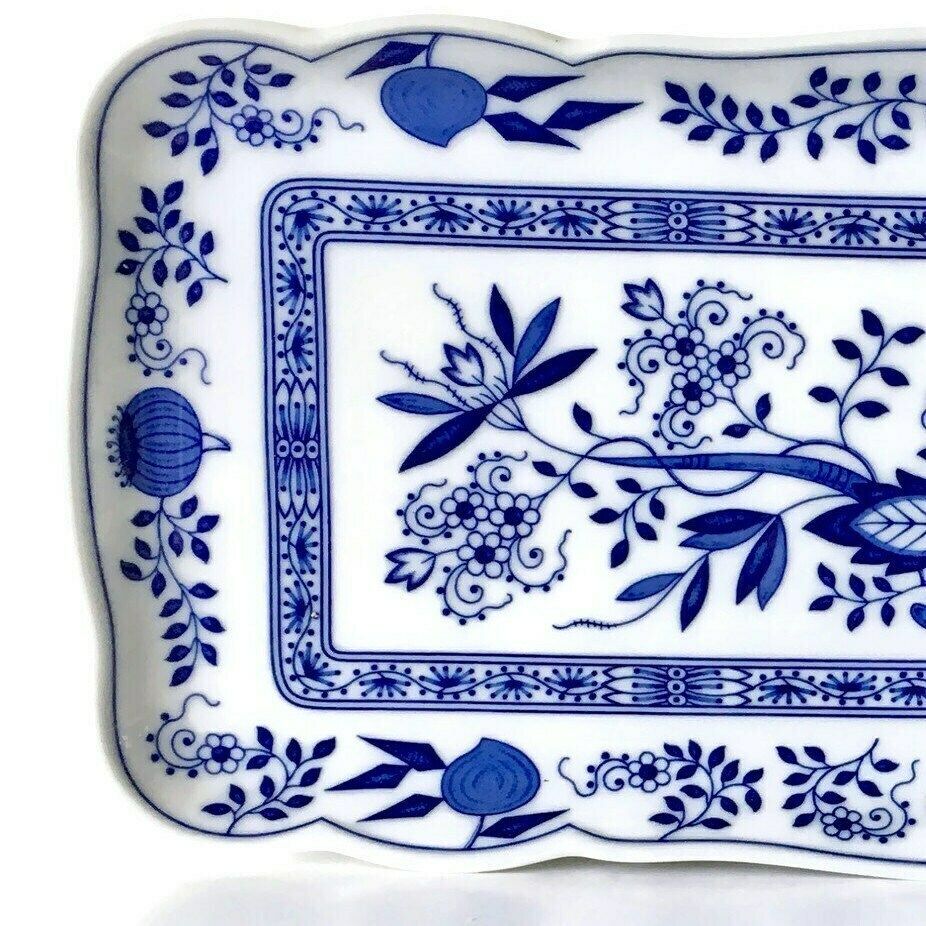 Blauw Uien Cakeplateau | Blauw Wit Porselein | Rechthoekige Sandwichschaal | Hutschenreuther (Rosenthal) photo Woonaccessoires