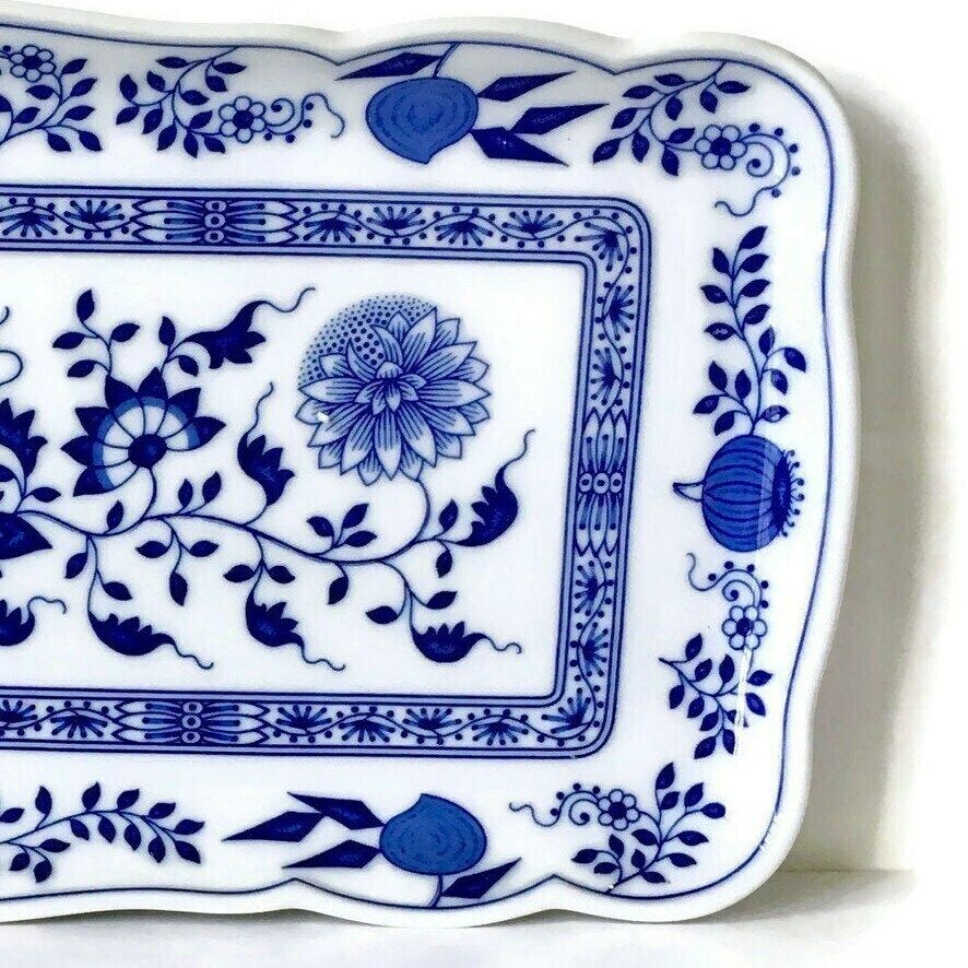 Blauw Uien Cakeplateau | Blauw Wit Porselein | Rechthoekige Sandwichschaal | Hutschenreuther (Rosenthal) photo vinterior