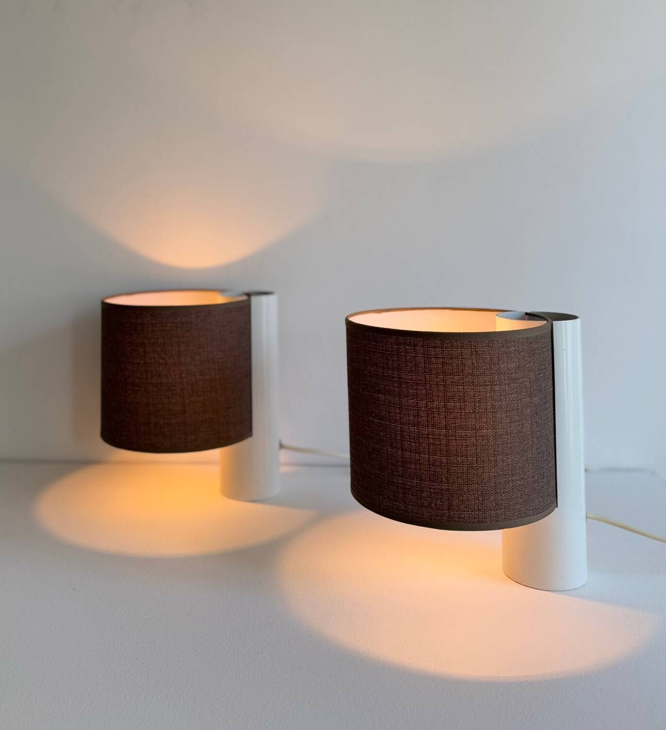 photo vintage Pair Of Vintage Table Lamps, White And Brown, “Slim” By Gramigna For Quattrifolio, 1964 Italy