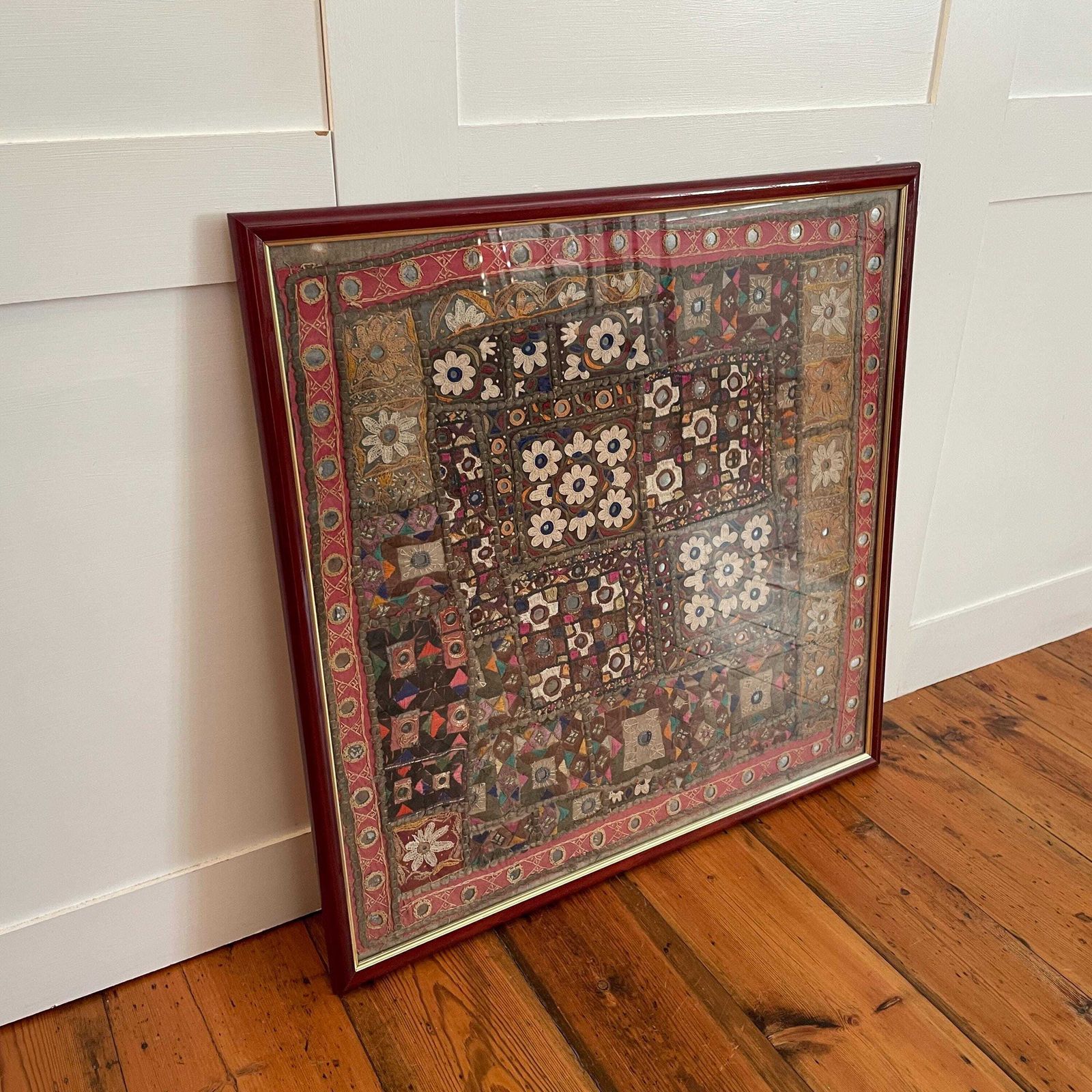 Antique Framed Indian Fabric Patch Fragment Hand Embroidered Picture Asian Art Vintage Textile Handmade 64x64cm Square Art Original Wall photo vinterior