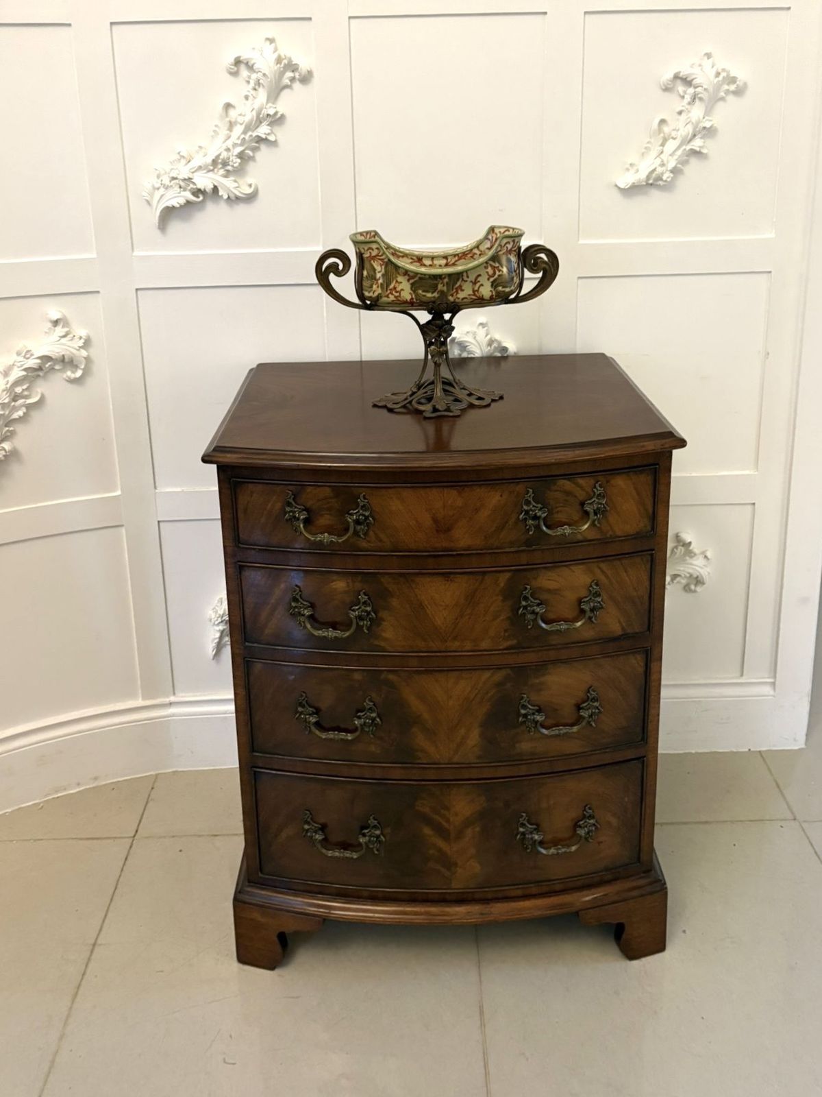 photo furniture Antique Early 20th Century Quality Figured Mahogany Bow Fronted Chest Of Four Drawers
