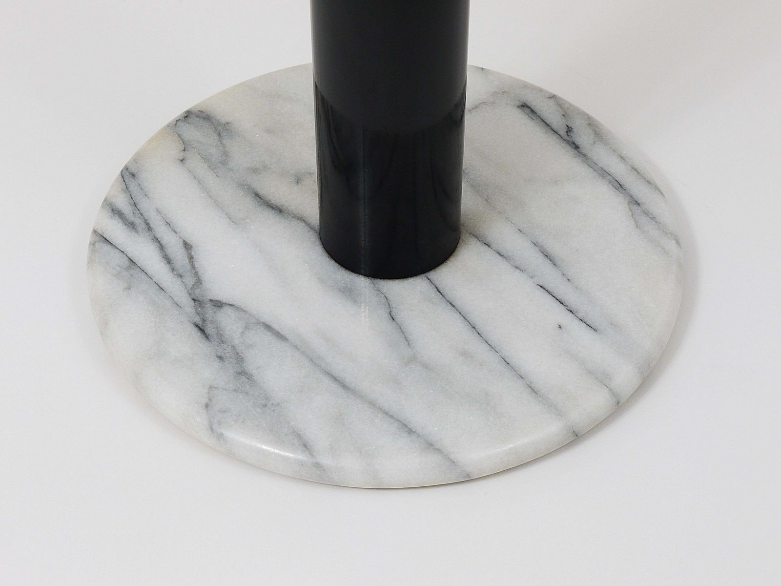 photo vintage Postmodern White Carrara Marble Flower Stand Pedestal Table, Italy, 1980s