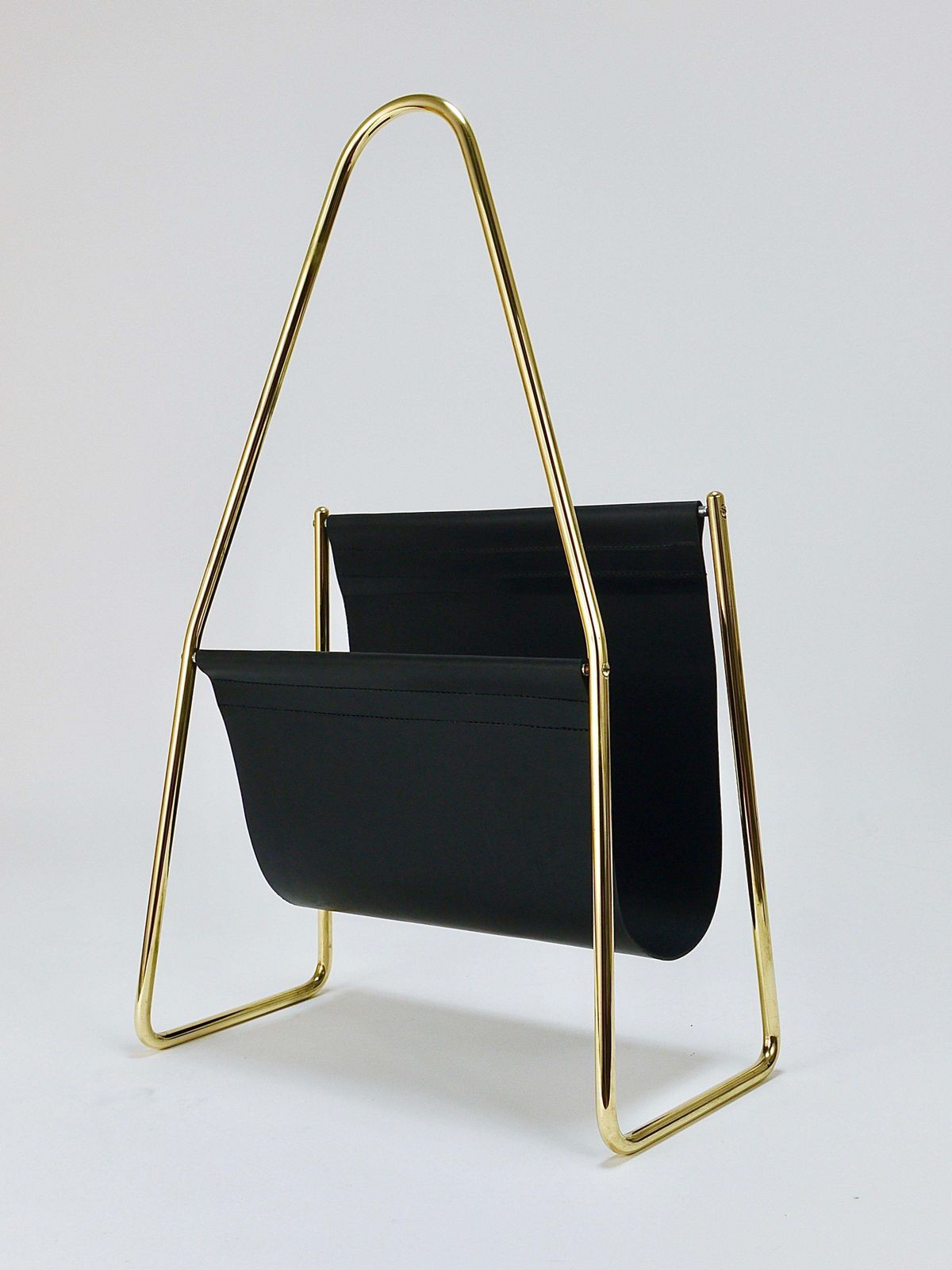 photo vinterior Carl Auböck II Midcentury Magazine Rack, Brass & Black Leather, Vintage, Austria