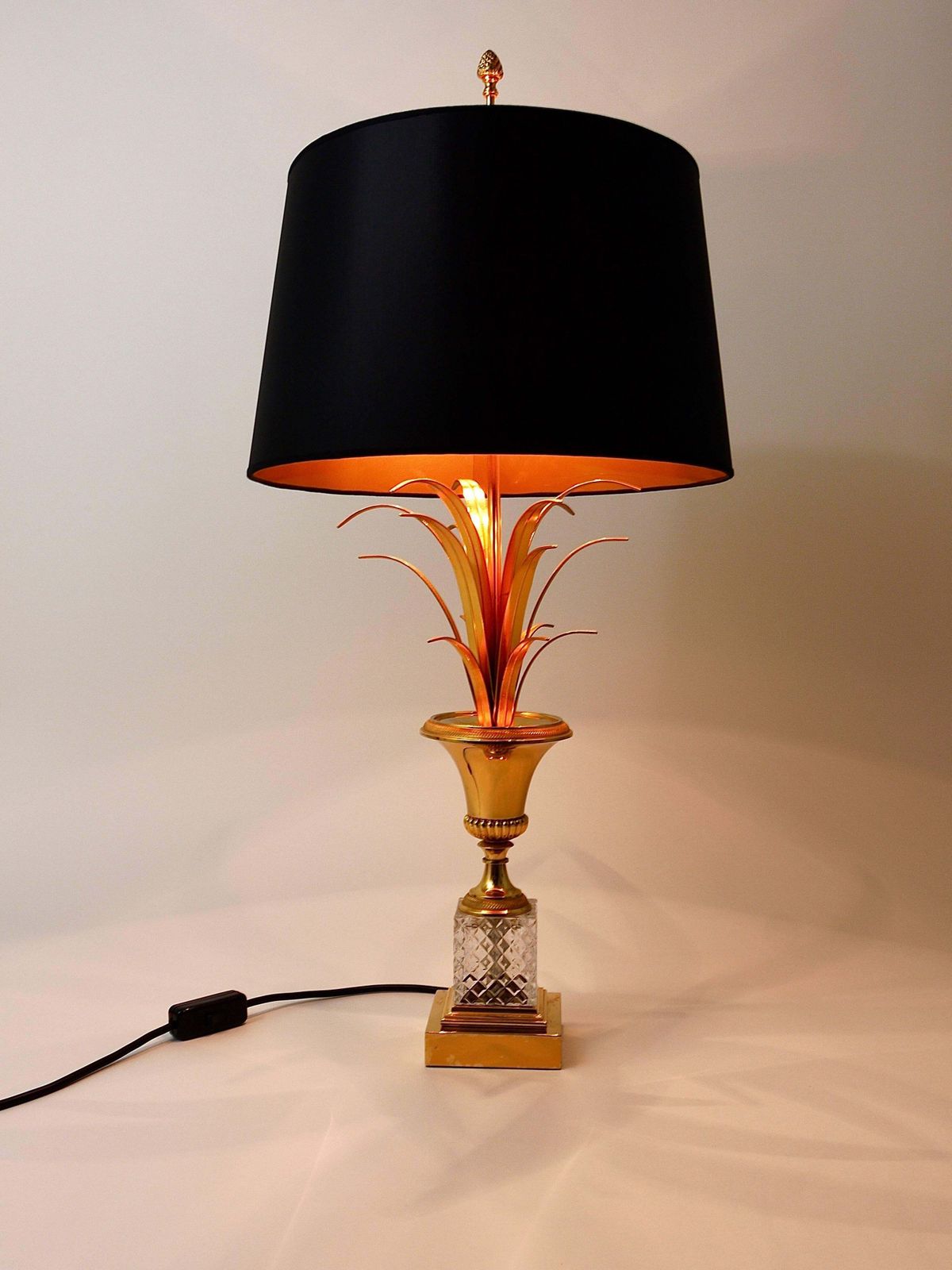 Hollywood Regency Pineapple Leaf Gilt Brass And Glass Table Lamp, France, 1970s photo Lighting