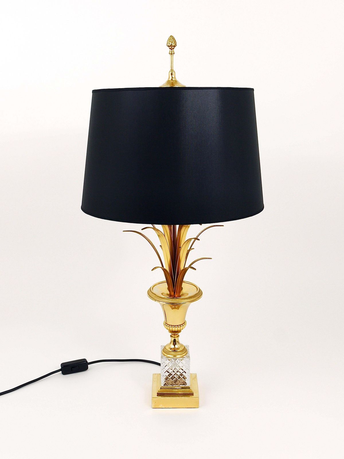 Hollywood Regency Pineapple Leaf Gilt Brass And Glass Table Lamp, France, 1970s photo vinterior