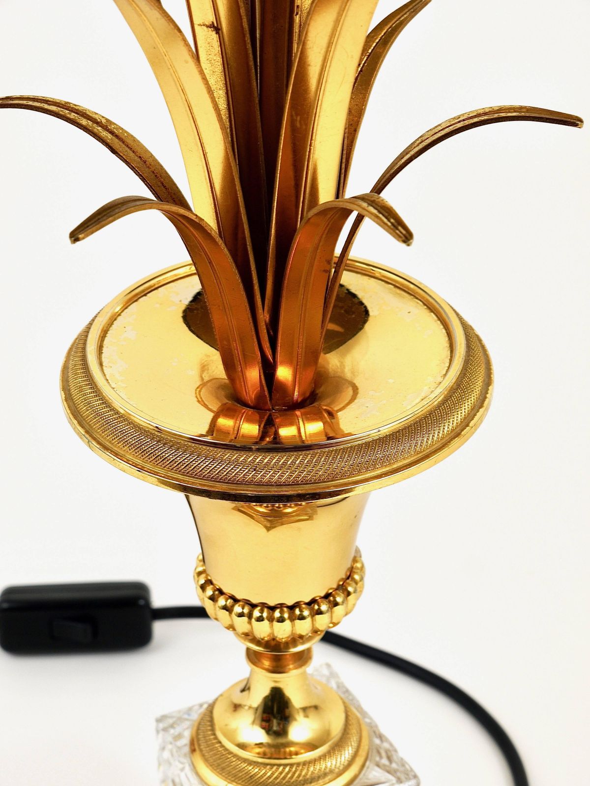 photo furniture Hollywood Regency Pineapple Leaf Gilt Brass And Glass Table Lamp, France, 1970s