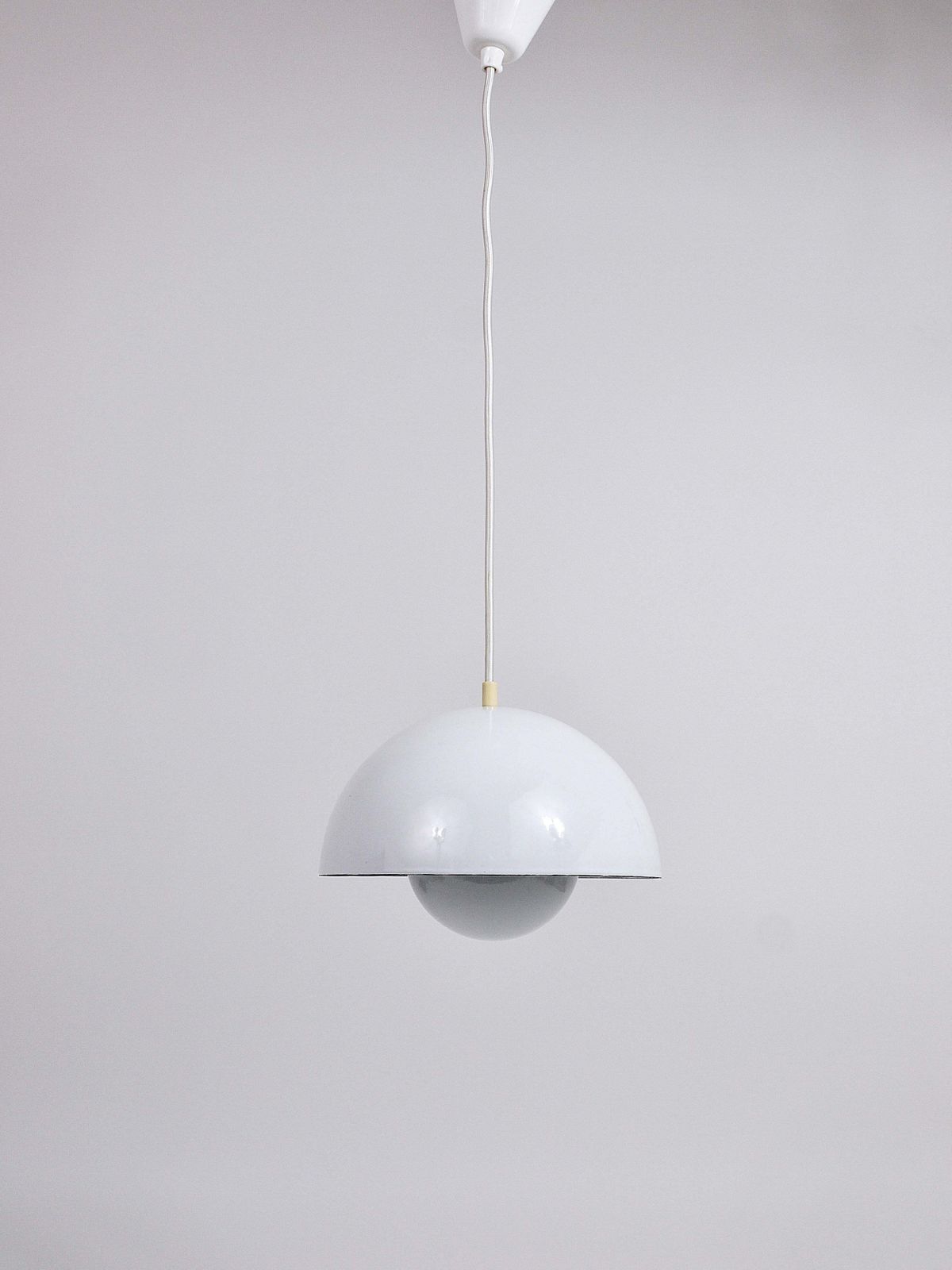 photo furniture Witte Verner Panton Flowerpot Hanglamp, Louis Poulsen, Denemarken, 1969