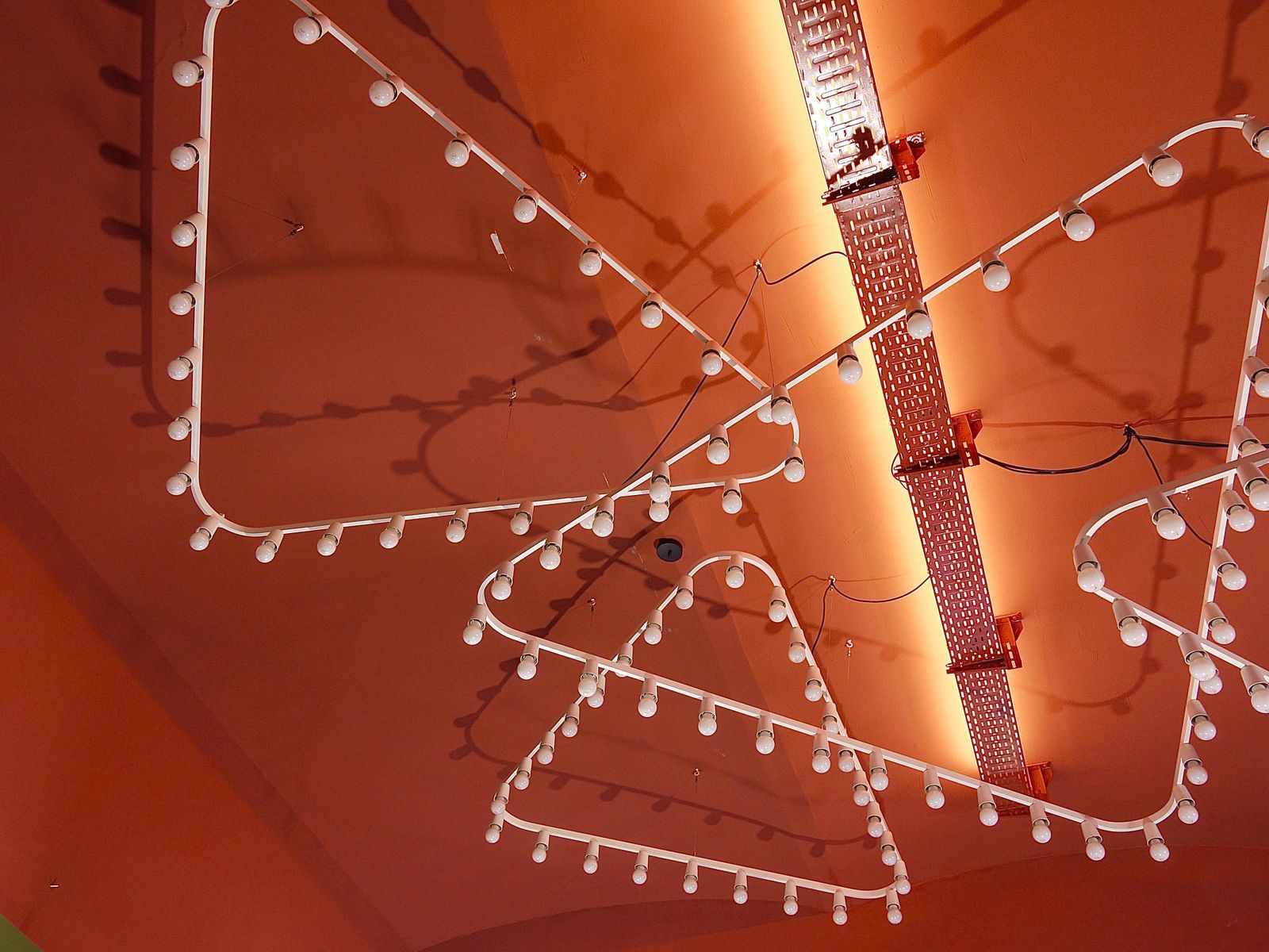 photo vintage Impressive Large Triangle Light Sculpture Chandelier, Gino Sarfatti Style, 1950s