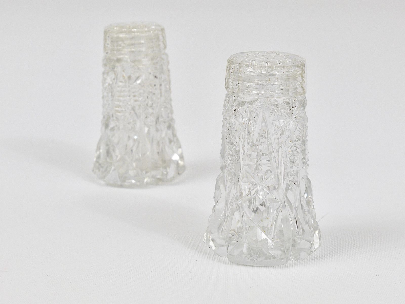 photo furniture French Art Nouveau Salt & Pepper Shakers, Facetted Crystal Glass From The 1920s