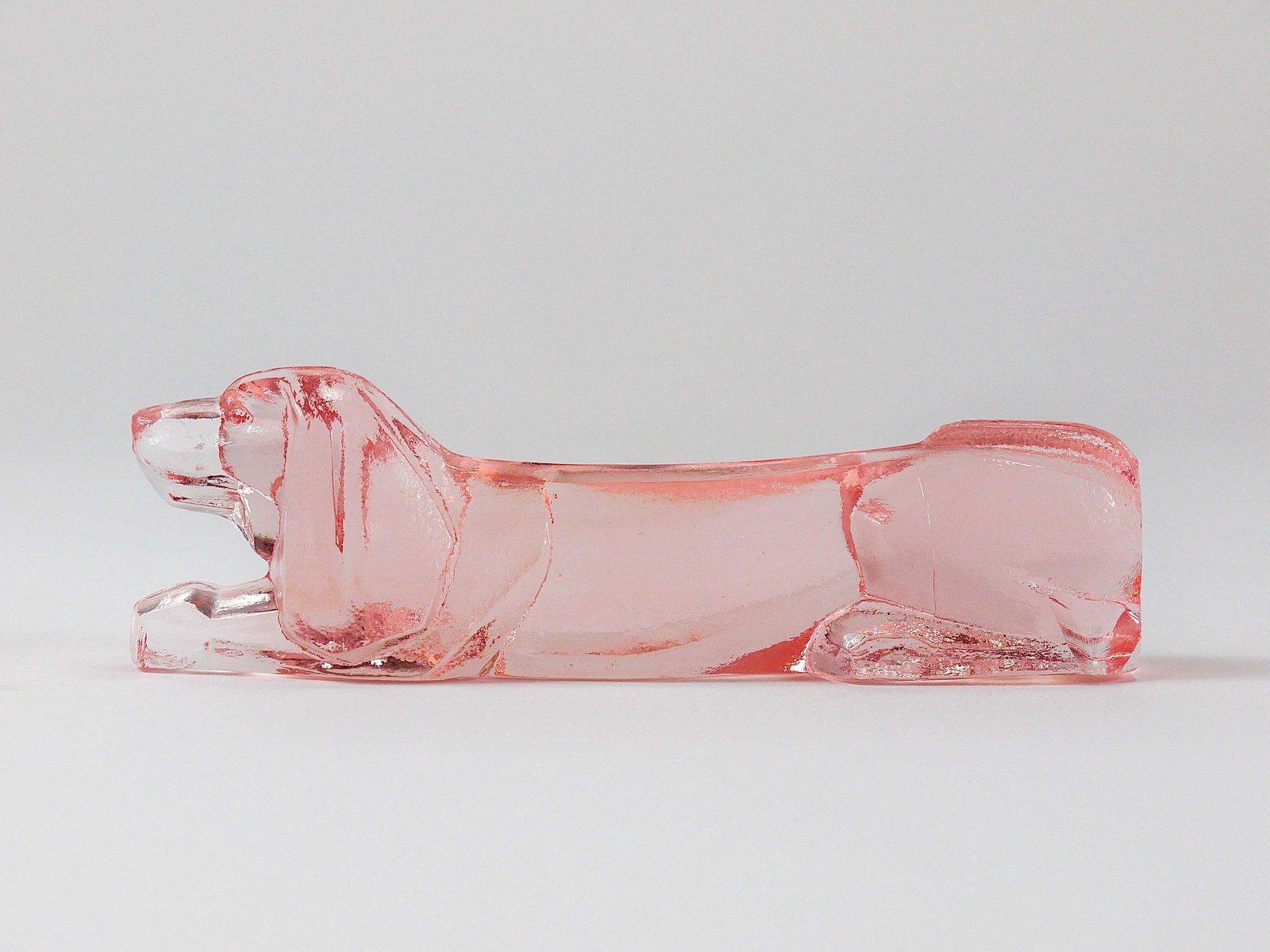 photo vintage 12 French Art Deco Dachshund Basset Hound Knife Rests, Rosé Glass, France, 1930s