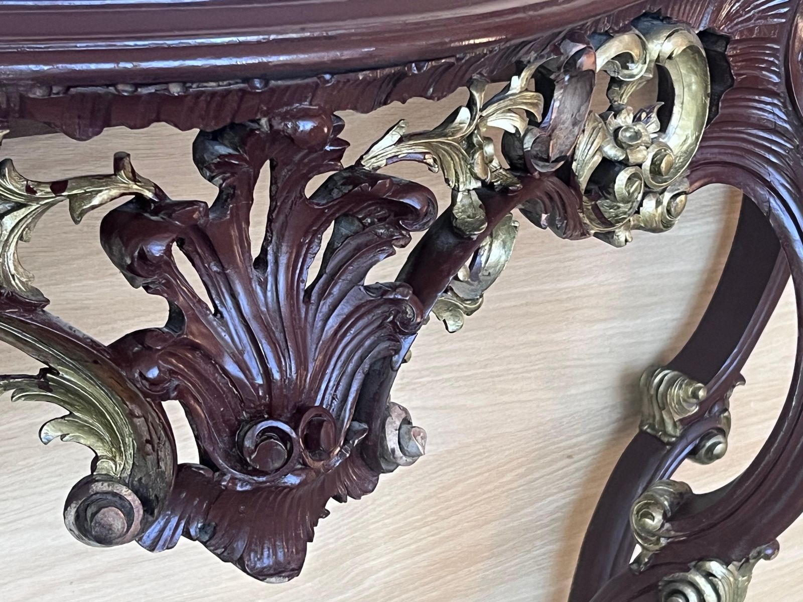 photo furniture Grande console de style Régence française en noyer sculpté, détails dorés et marbre