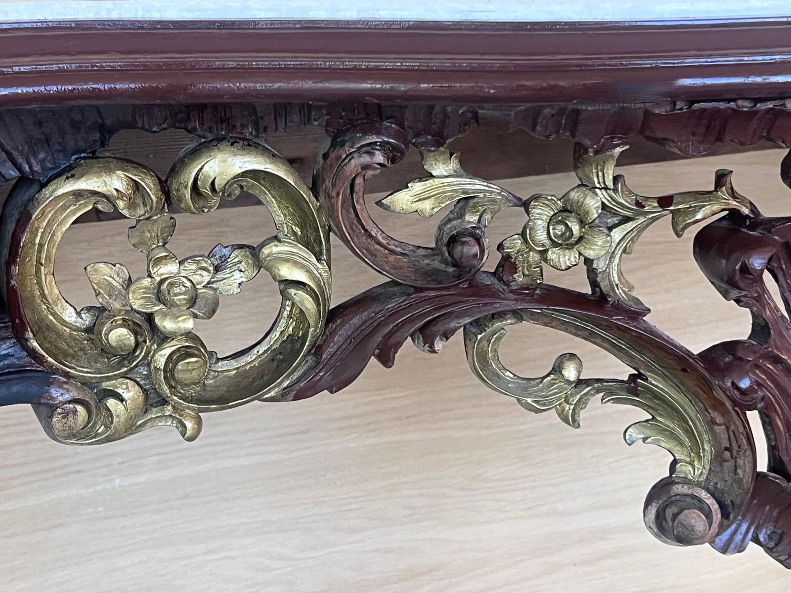 photo for sale Grande console de style Régence française en noyer sculpté, détails dorés et marbre