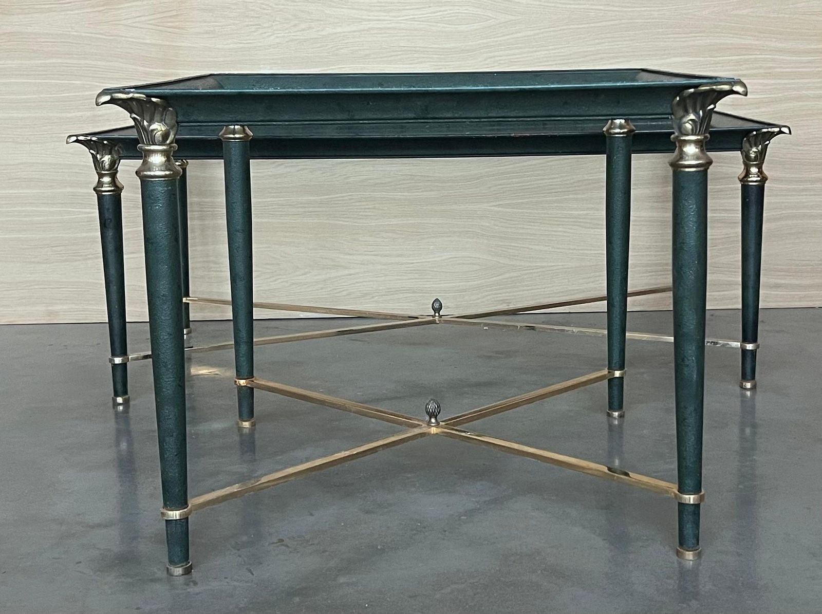 Table basse mid-century modern en fer vert, détails en bronze et laiton photo vintage