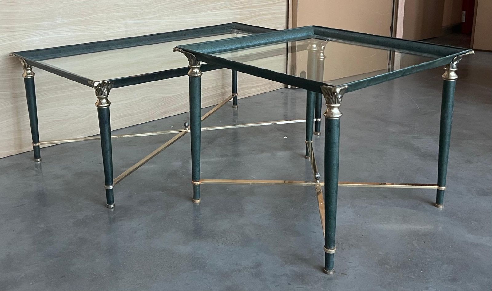 photo vinterior Table basse rectangulaire mid-century, en fer vert avec détails en bronze et laiton