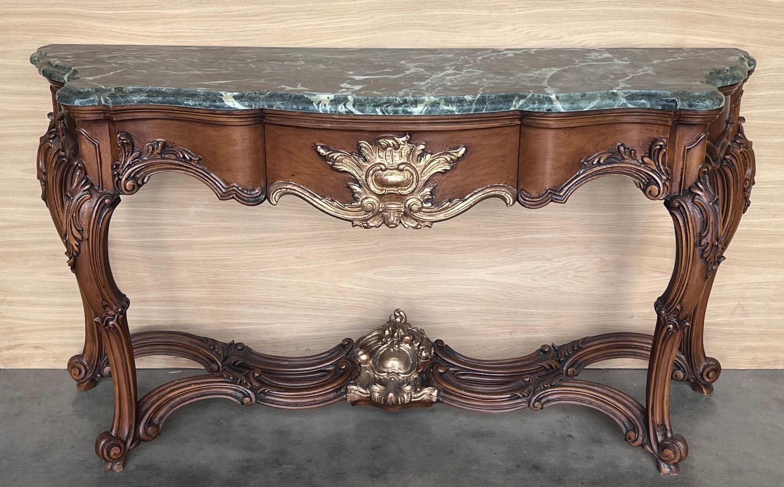Grande console de style Régence française en noyer sculpté, détails dorés et tiroir photo furniture