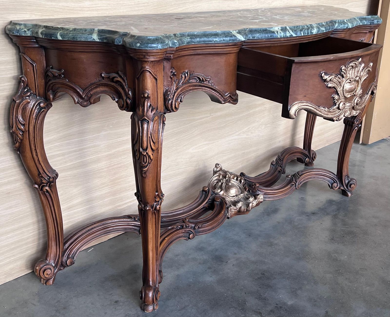 Grande console de style Régence française en noyer sculpté, détails dorés et tiroir photo 3235.0