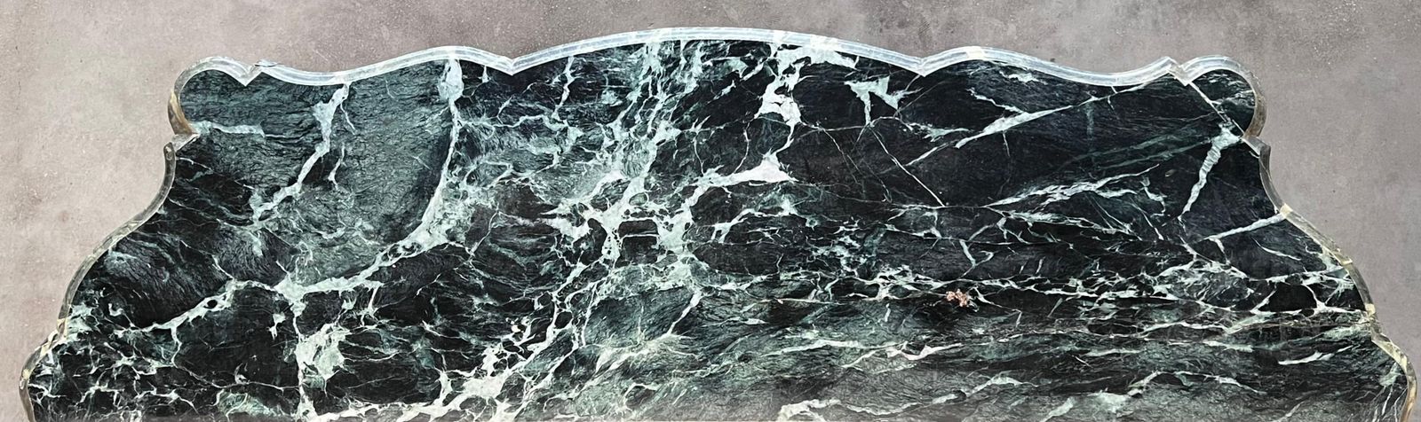 Grande console de style Régence française en noyer sculpté, détails dorés et tiroir photo vinterior