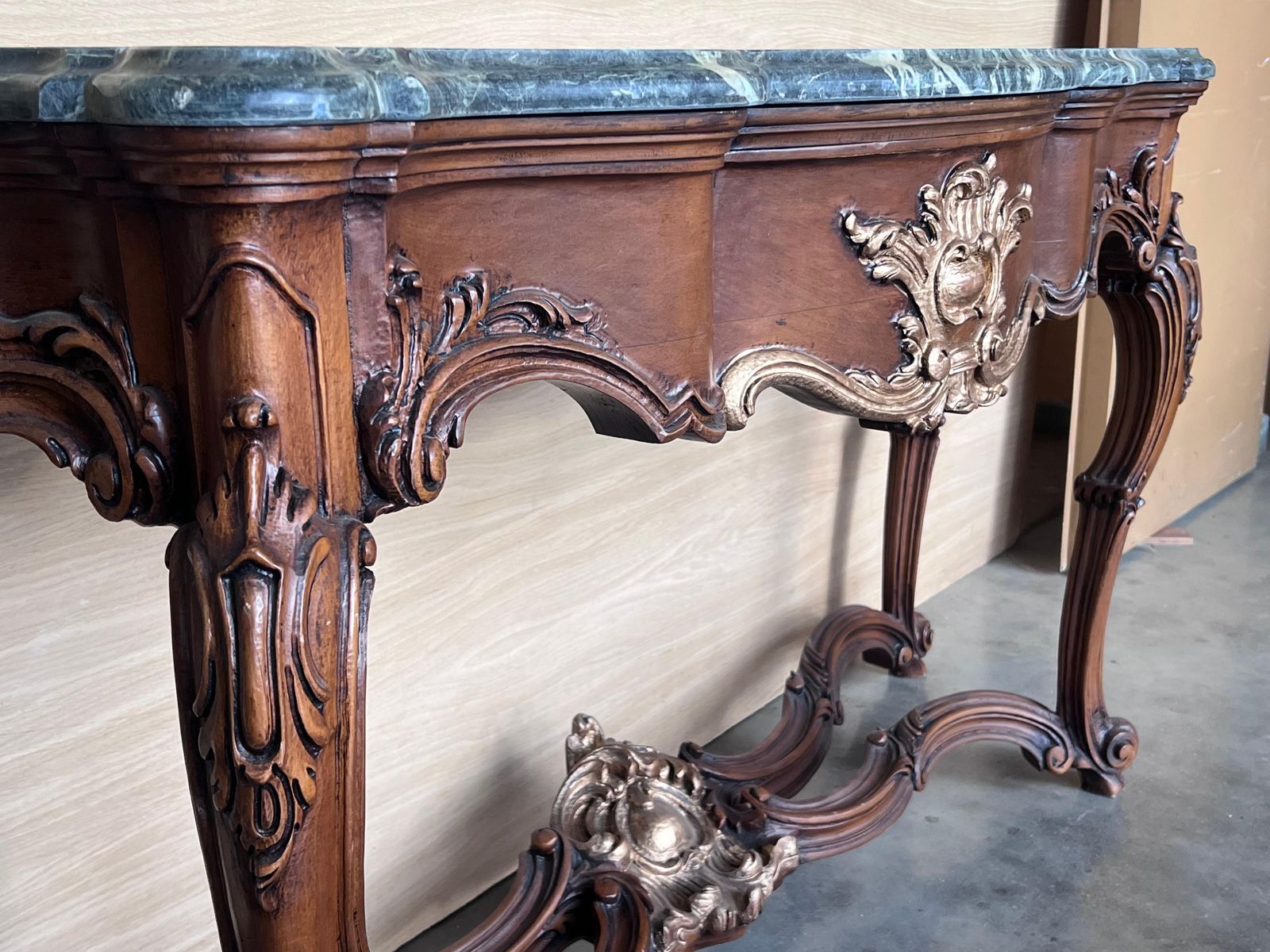 Grande console de style Régence française en noyer sculpté, détails dorés et tiroir photo buy