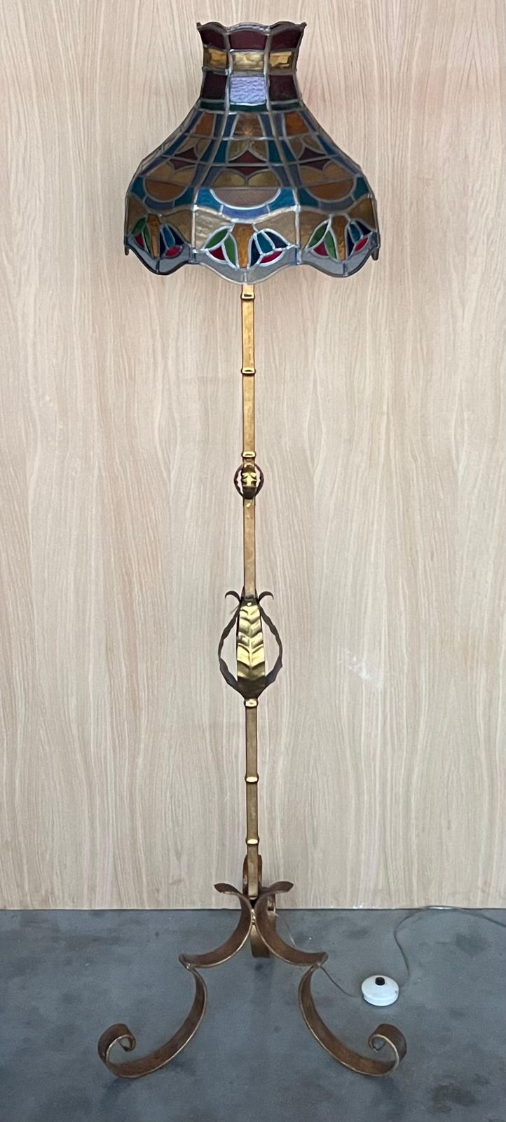 Lampadaire en laiton et fer, années 1920, abat-jour vintage de style Tiffany à motif tourbillon photo for sale