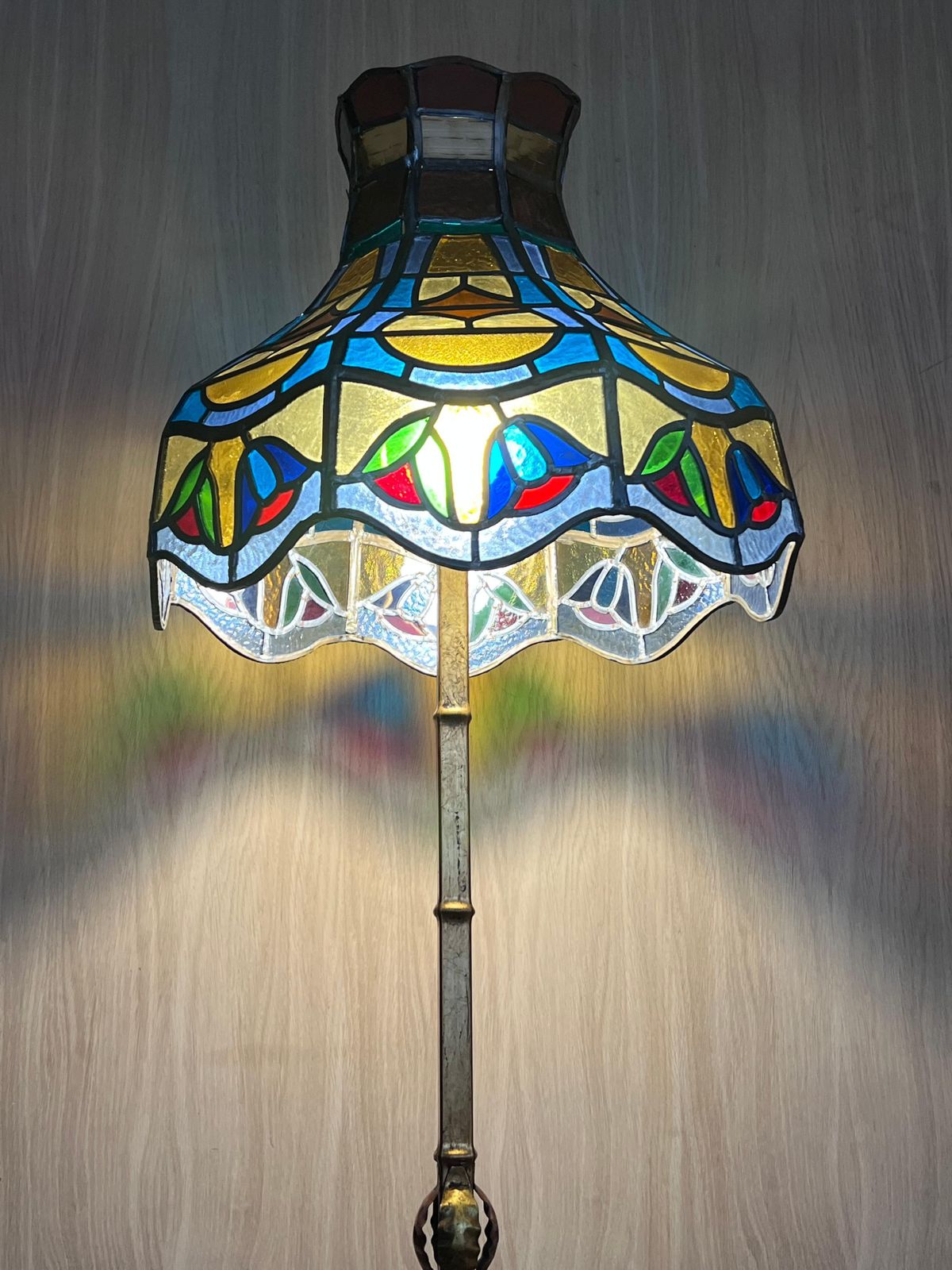 photo buy Lampadaire en laiton et fer, années 1920, abat-jour vintage de style Tiffany à motif tourbillon