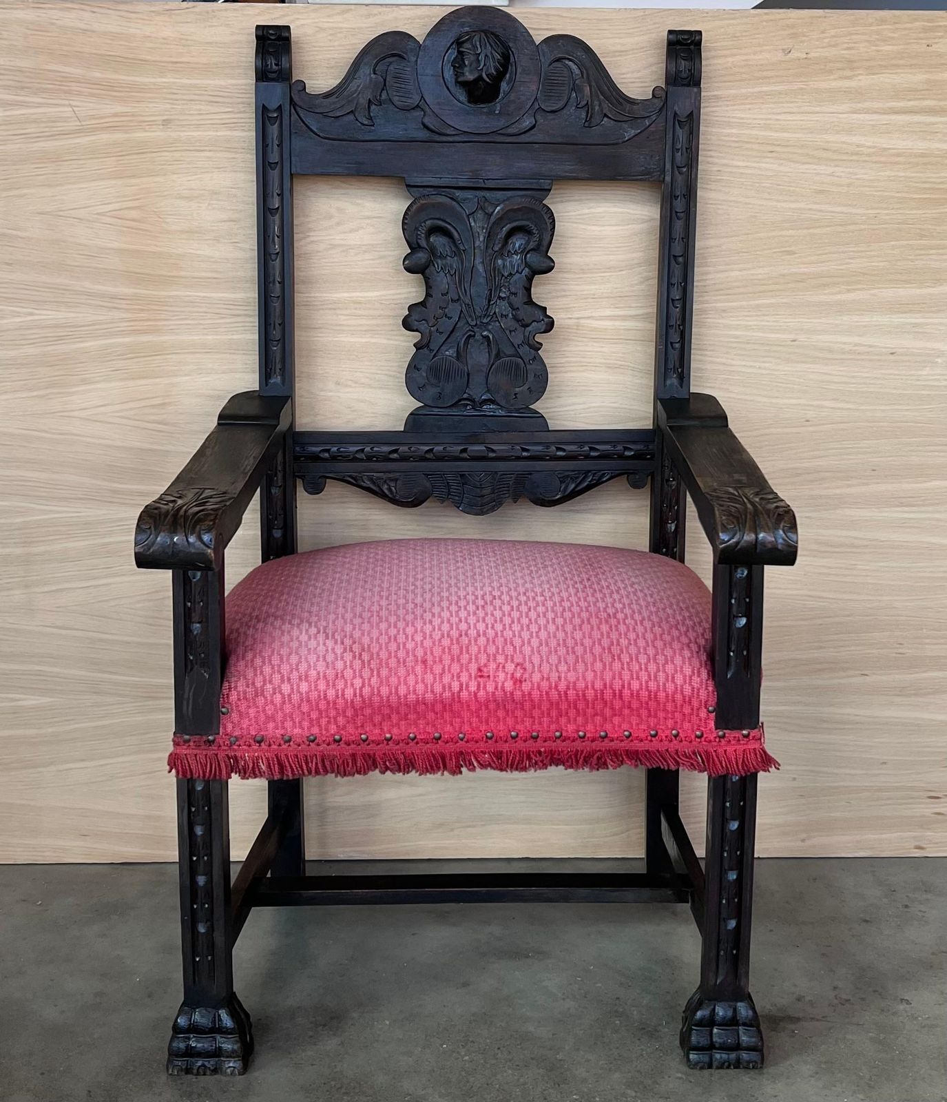 Fauteuil d'autel colonial espagnol sculpté, assise en velours rouge et dossier sculpté, XIXe siècle photo furniture