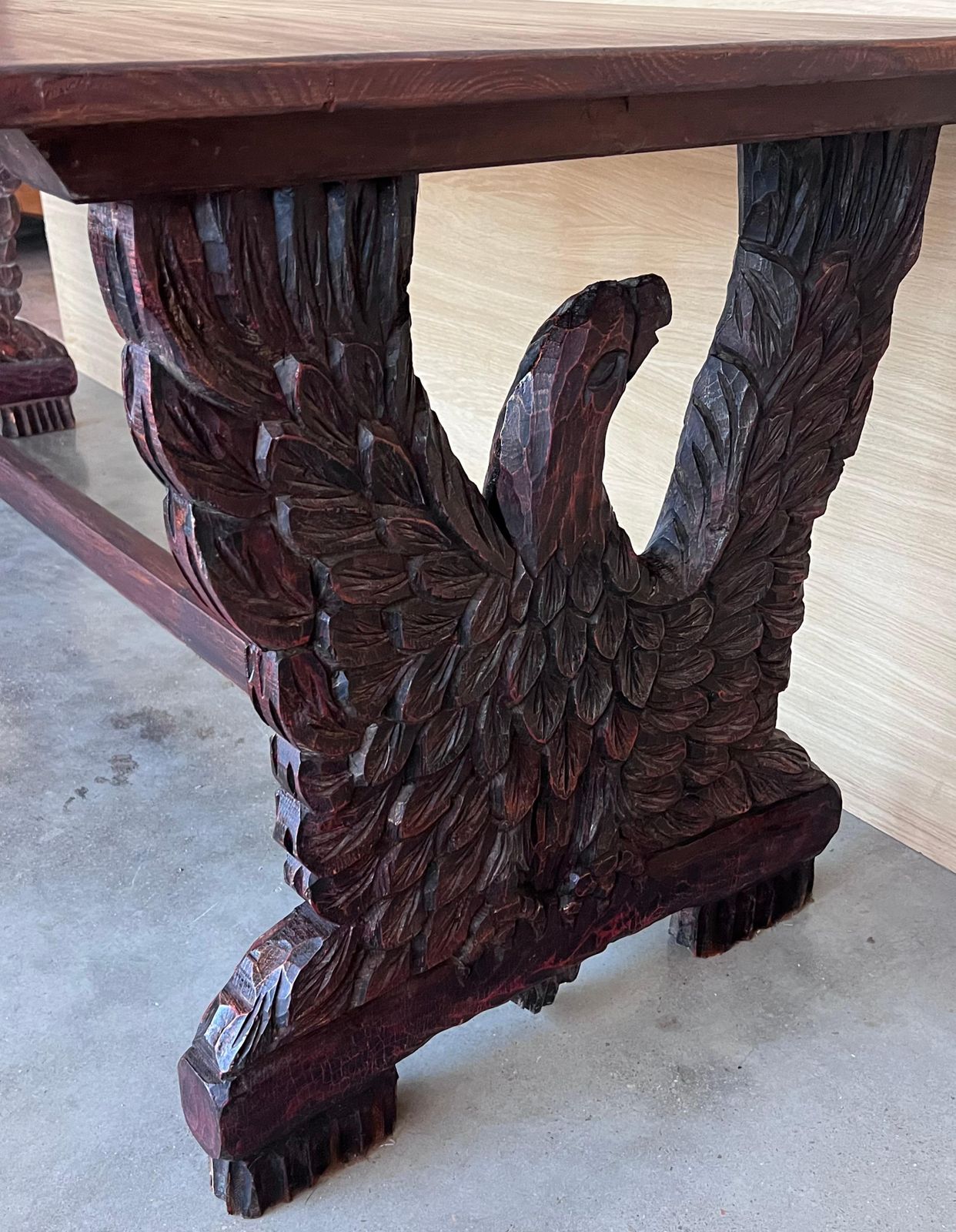 Table à manger ou table centrale, piédestal en noyer sculpté à aigles, début du XXe siècle photo vinterior