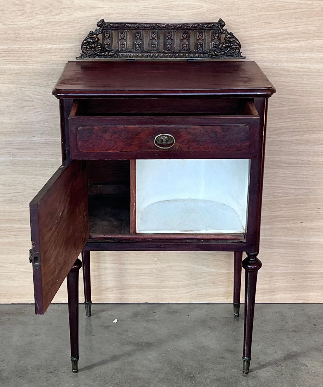 Paire de tables de chevet françaises en acajou, tiroir, porte et crête en bronze photo vinterior