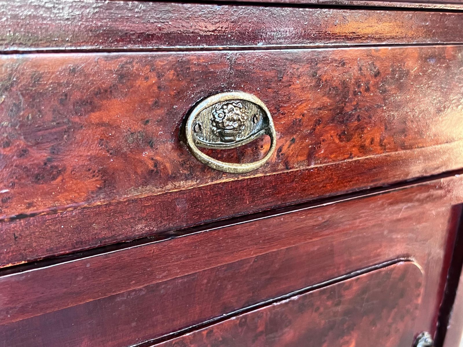 Paire de tables de chevet françaises en acajou, tiroir, porte et crête en bronze photo vintage