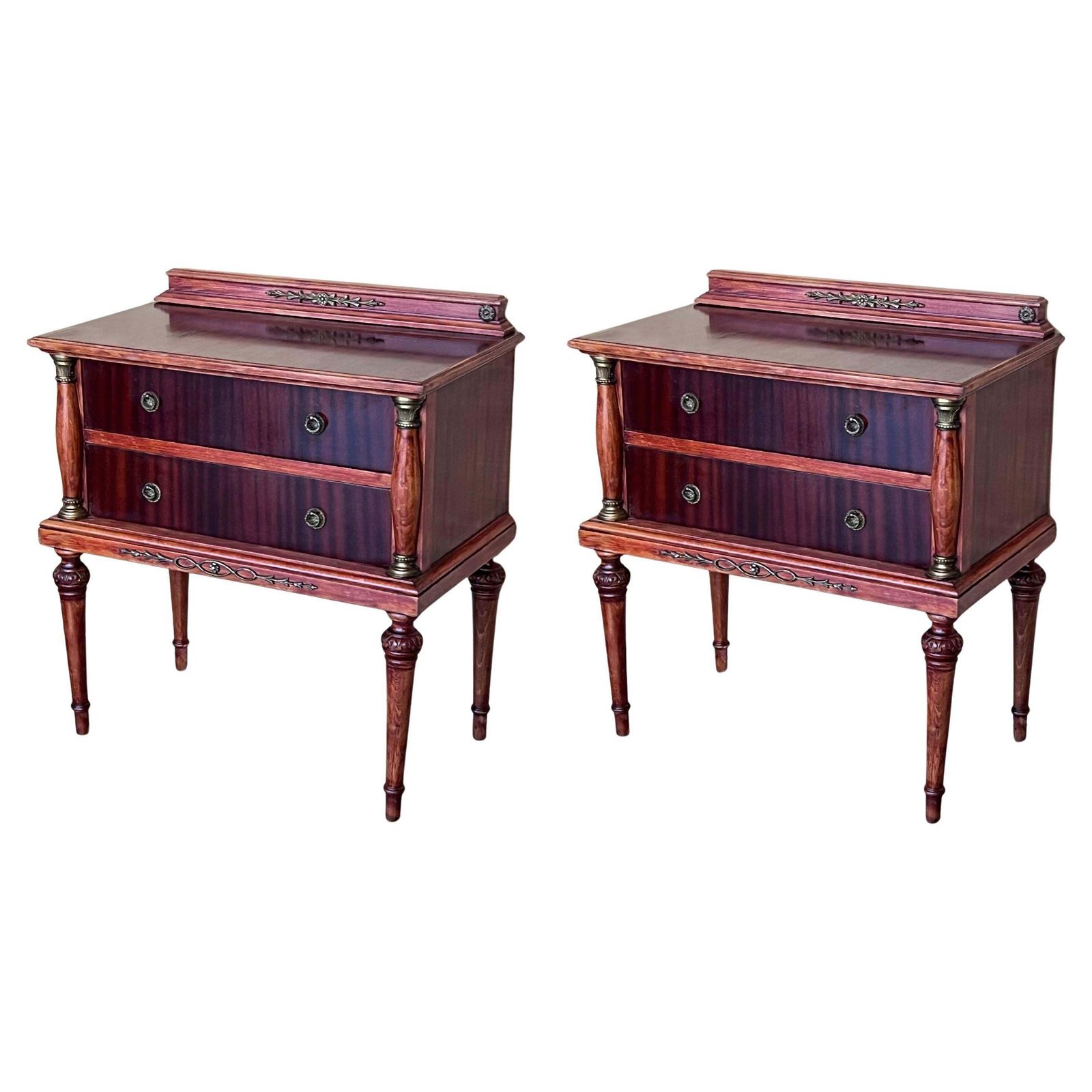 Paire de tables de chevet françaises du XXe siècle, deux tiroirs, en bois rouge framboise