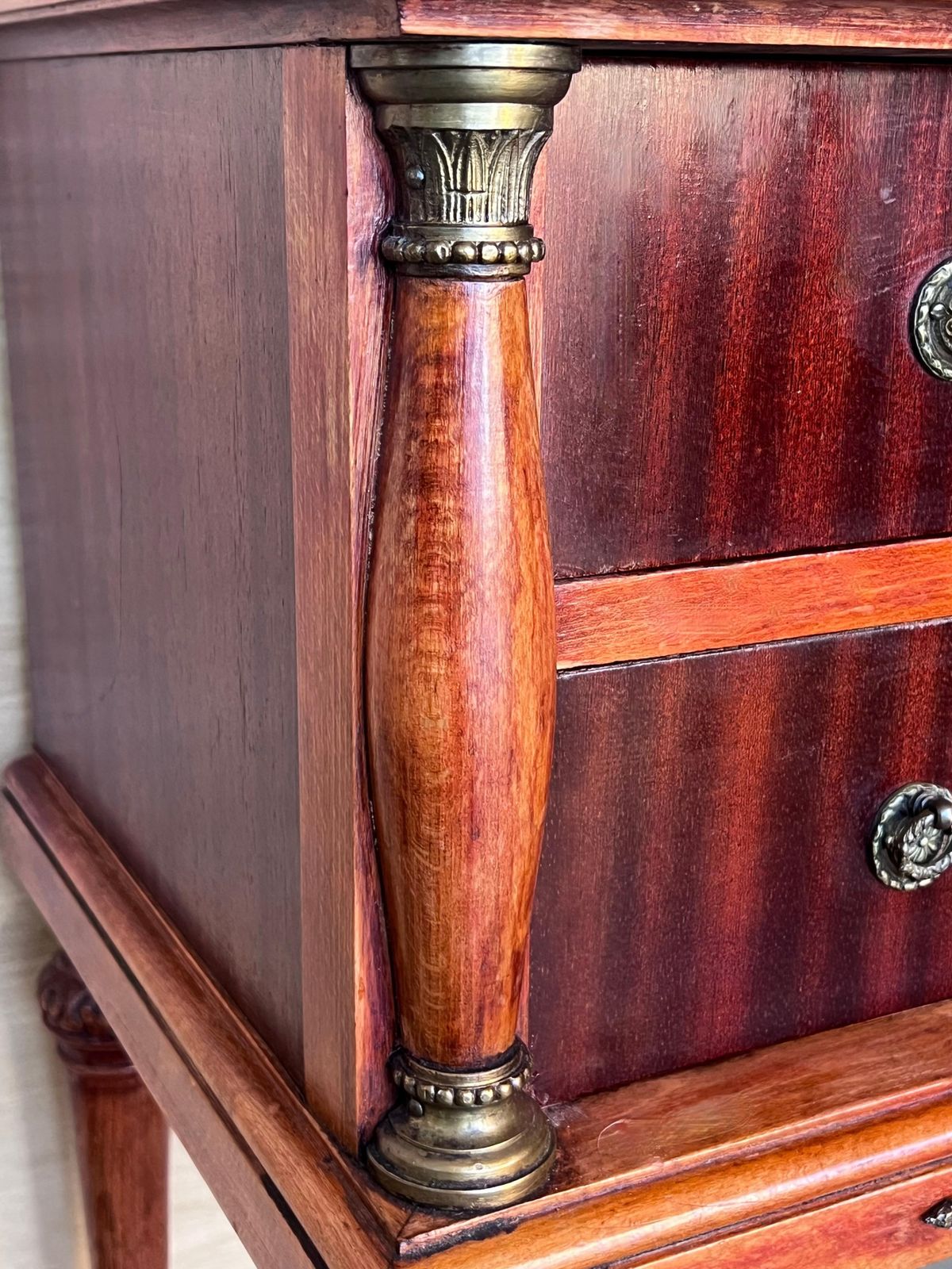 photo for sale Paire de tables de chevet françaises du XXe siècle, deux tiroirs, en bois rouge framboise