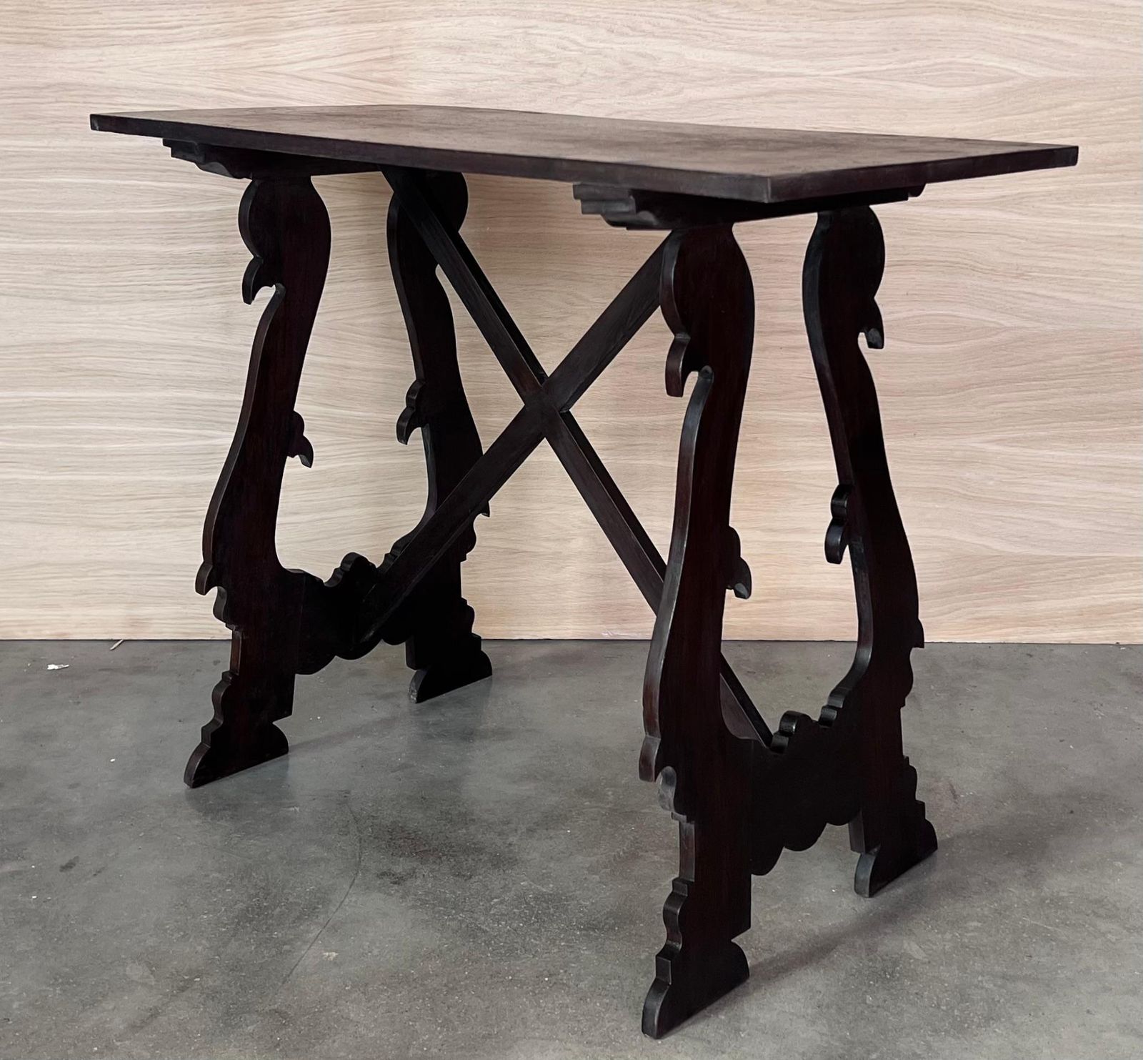 Table d'appoint baroque espagnole ébonisée, pieds en lyre, XIXe siècle photo vintage