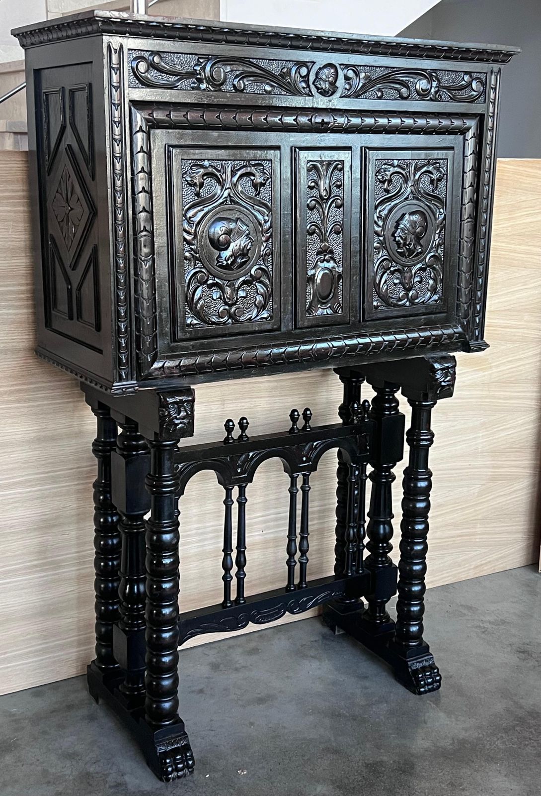 Cabinet sur piédestal de style baroque espagnol, Bargueno ou Varqueno, XXe siècle photo for sale