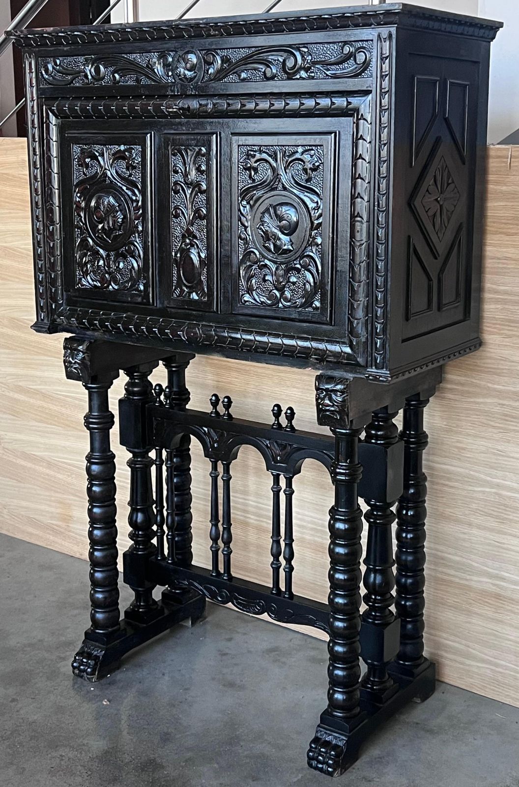 Cabinet sur piédestal de style baroque espagnol, Bargueno ou Varqueno, XXe siècle photo Mobilier