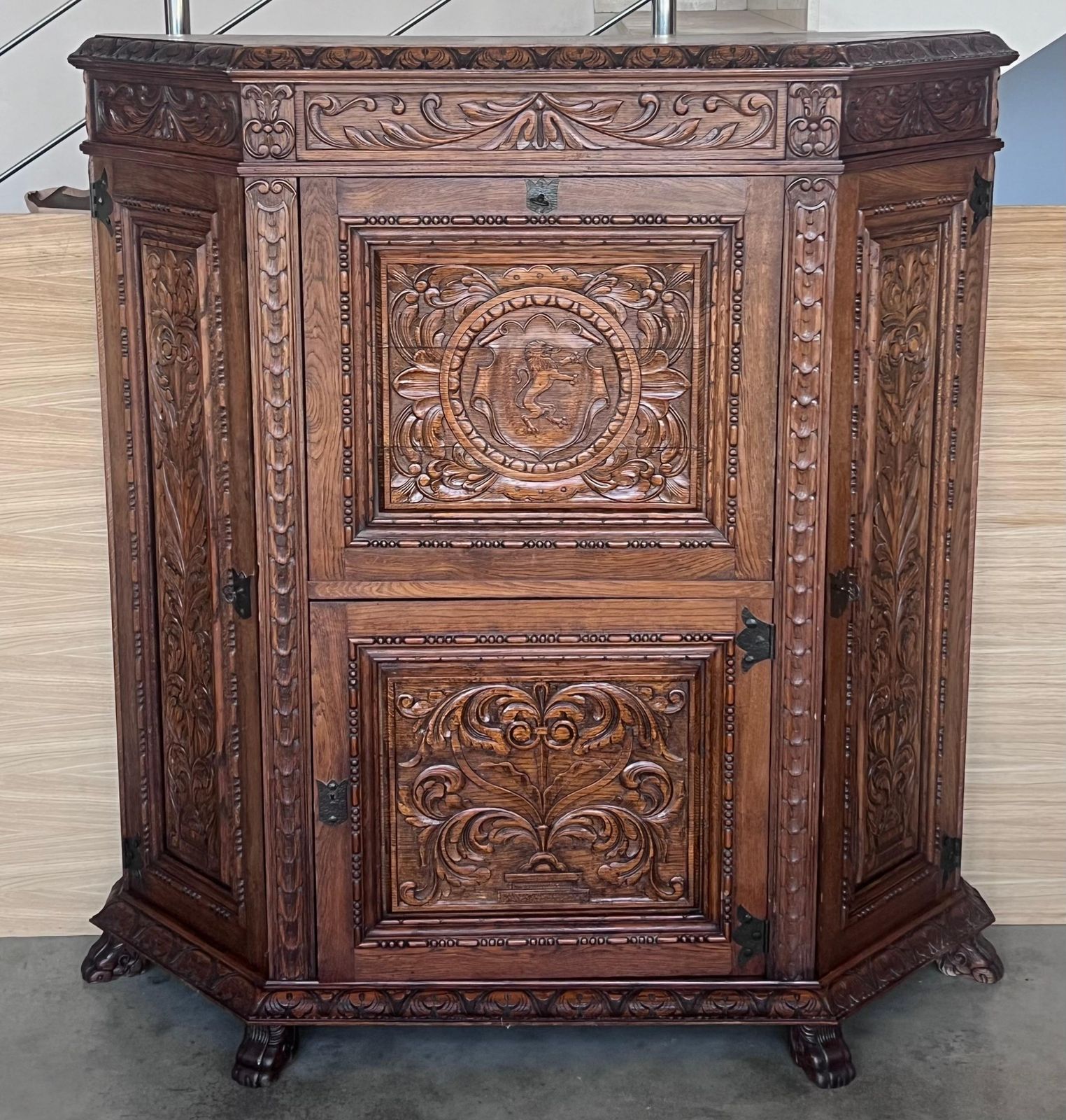 Cabinet bar espagnol de style baroque en noyer sculpté, années 1910 photo furniture