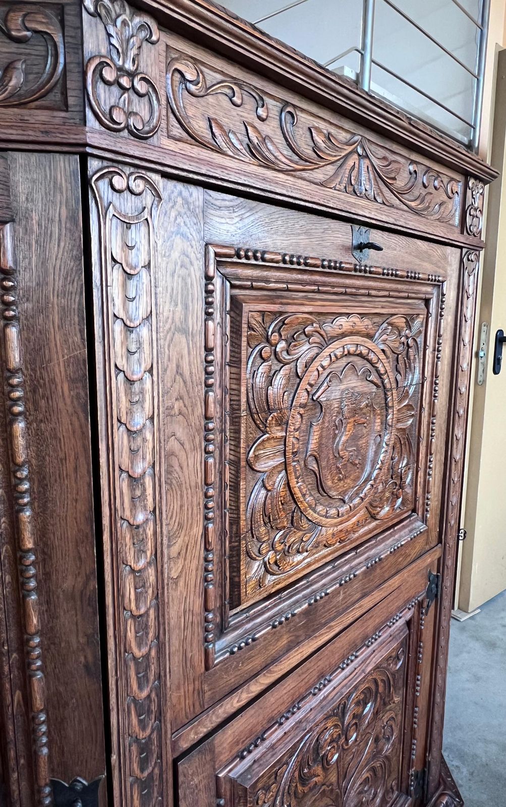 Cabinet bar espagnol de style baroque en noyer sculpté, années 1910 photo vintage