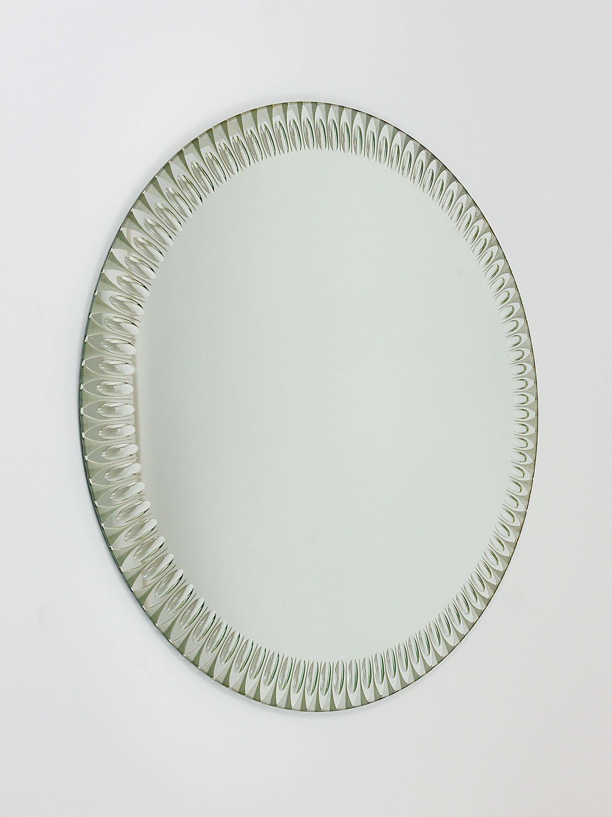 Exceptional Cristal Arte Optical Effect Facetted Round Wall Mirror, Italy, 1960s