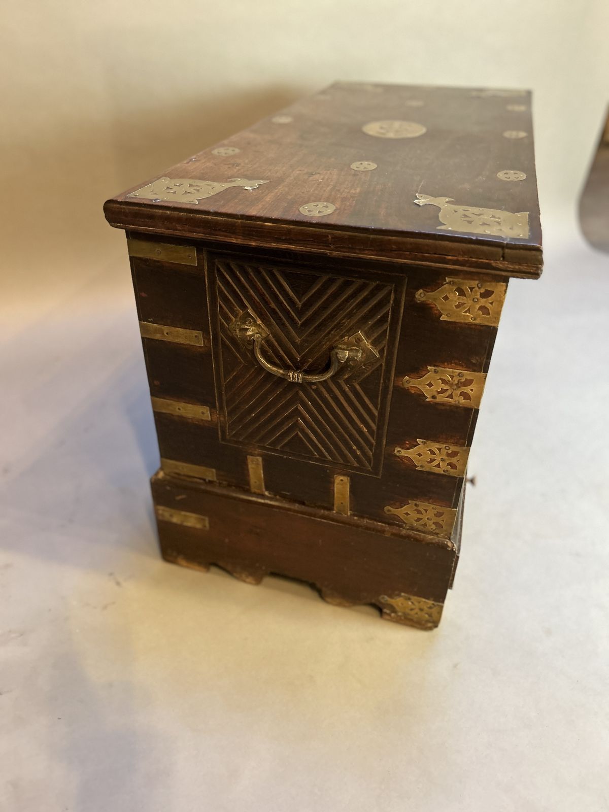 C19h Hardwood Zanzibar Chest photo vinterior