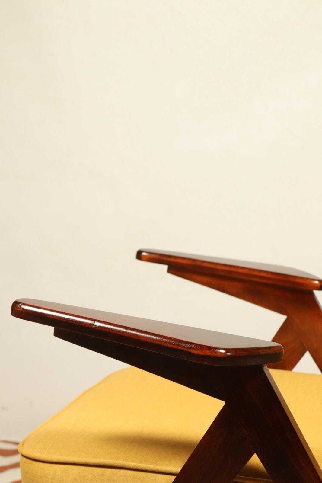 Vintage fauteuil, mid-century design, gele pluche bekleding, Scandinavisch houten frame, jaren 1960 photo vintage