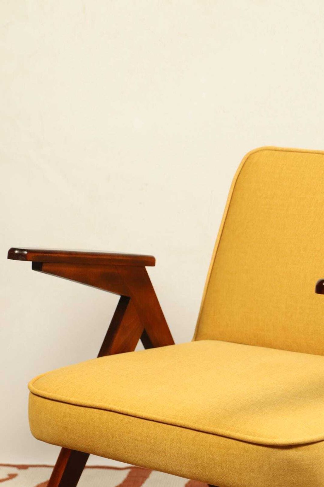photo furniture Vintage fauteuil, mid-century design, gele pluche bekleding, Scandinavisch houten frame, jaren 1960