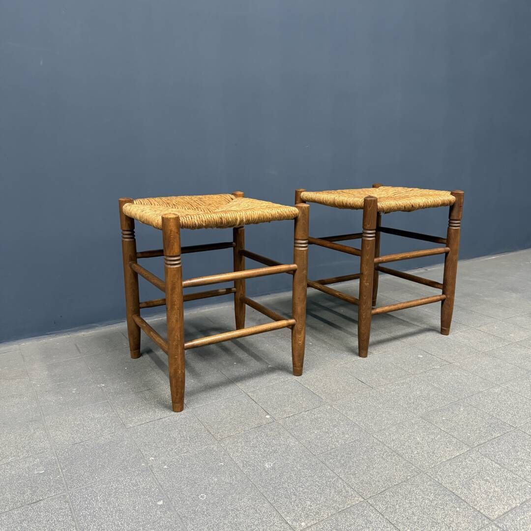 Set Nederlandse Beukenhouten Krukken Met Bekleding Met Paspelrand photo vinterior