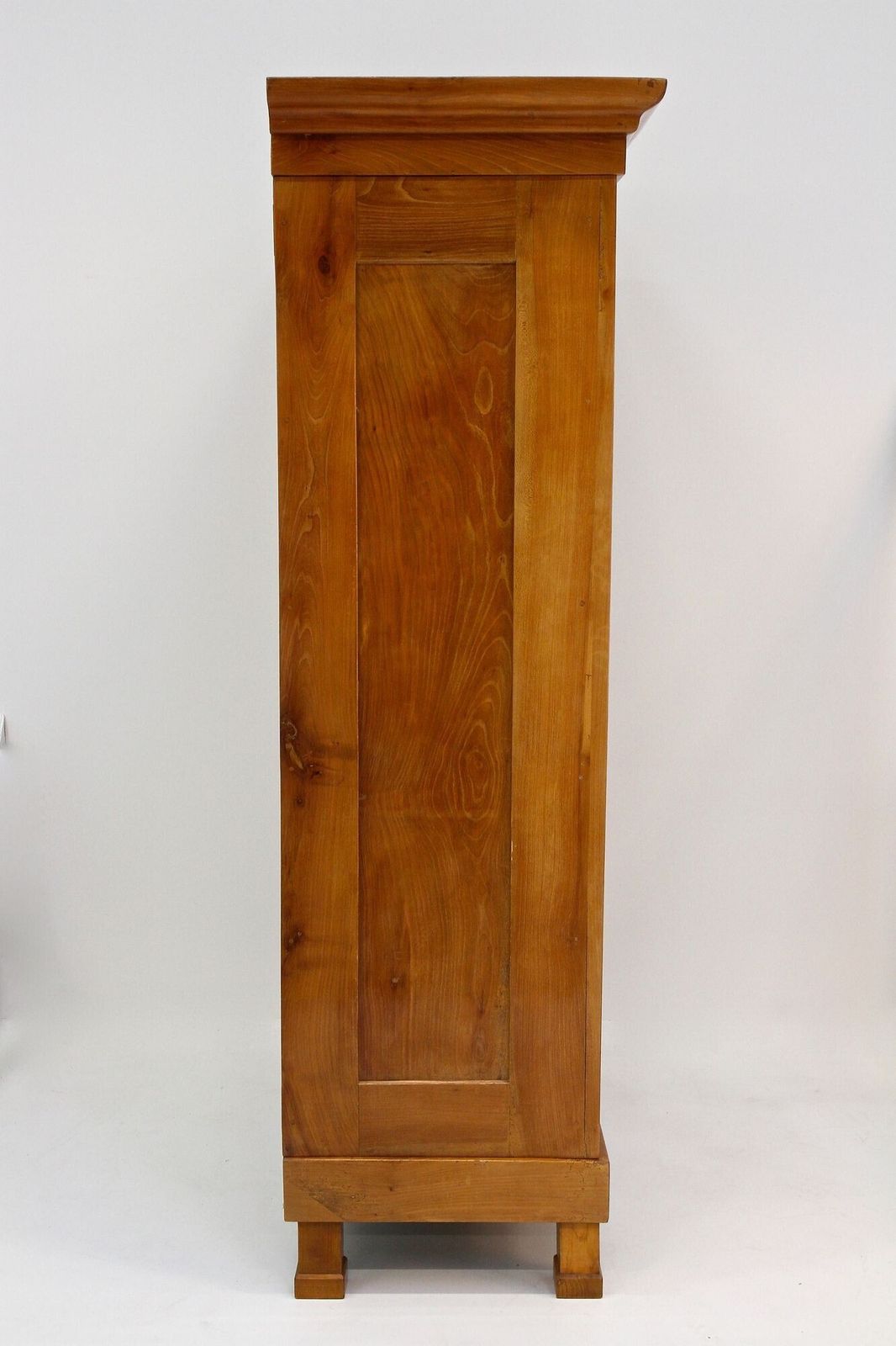 photo vintage 19th Century Biedermeier Cherrywood Vitrine/ Display Cabinet, Austria Ca. 1840