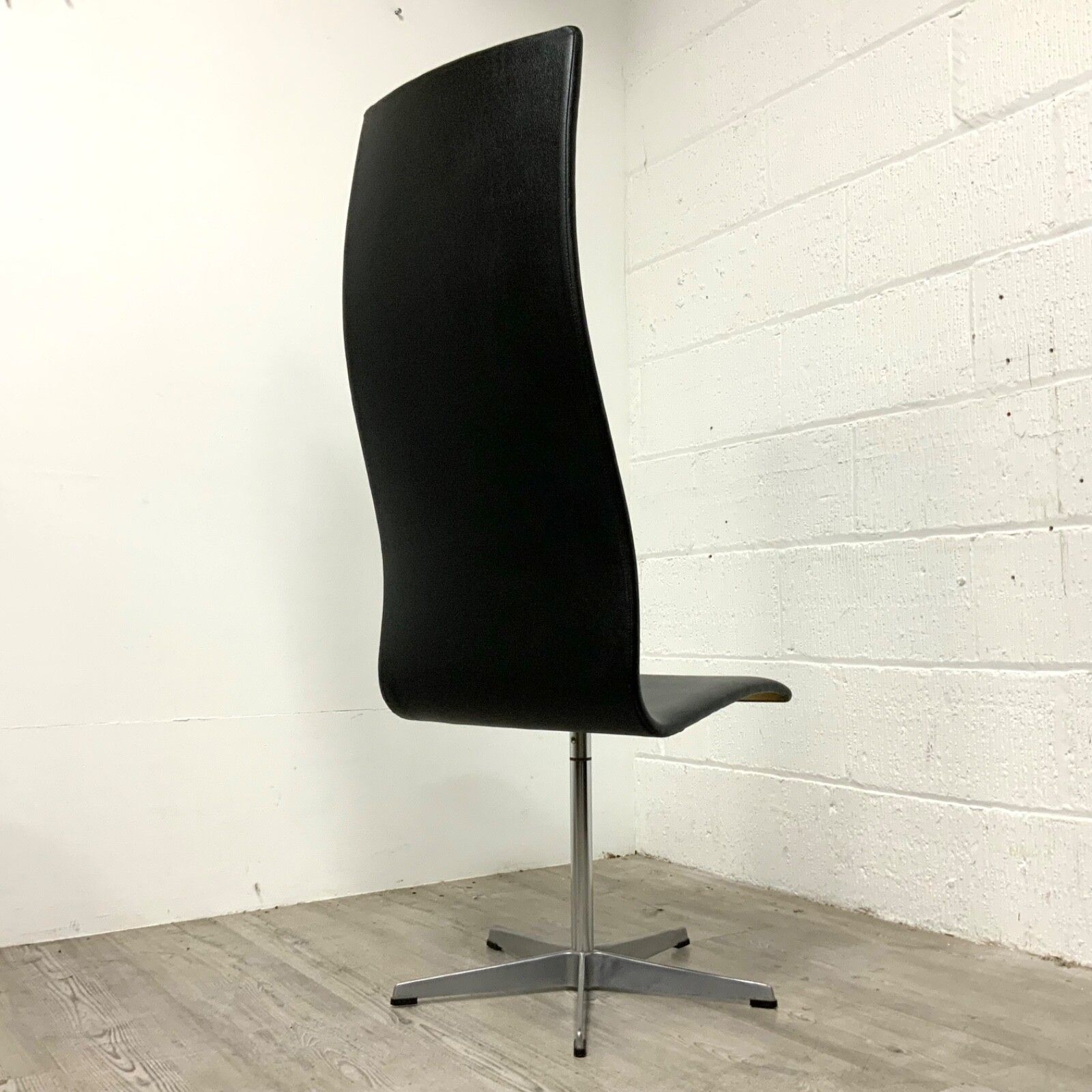 photo furniture An Early 1960s Oxford Chair By Arne Jacobsen For Fritz Hansen Danish  / 2