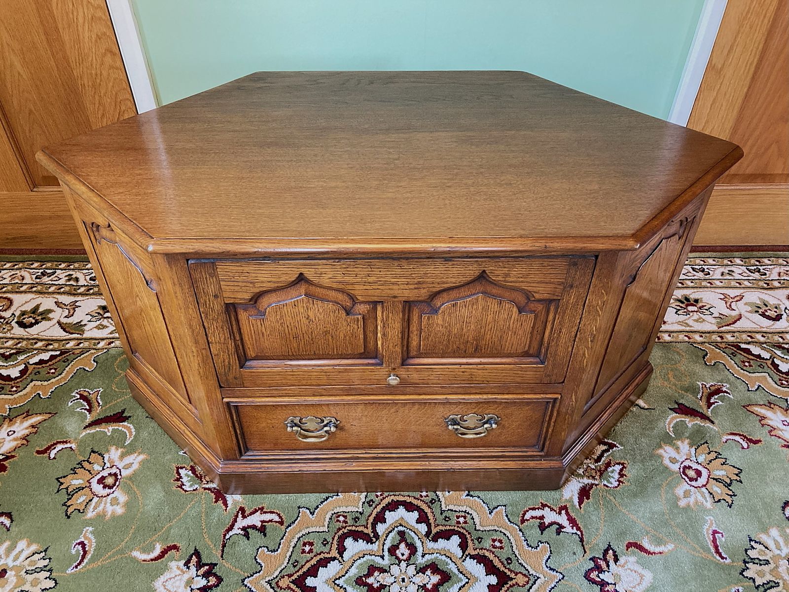 photo vinterior Royal Oak Canterbury Corner Tv Cabinet