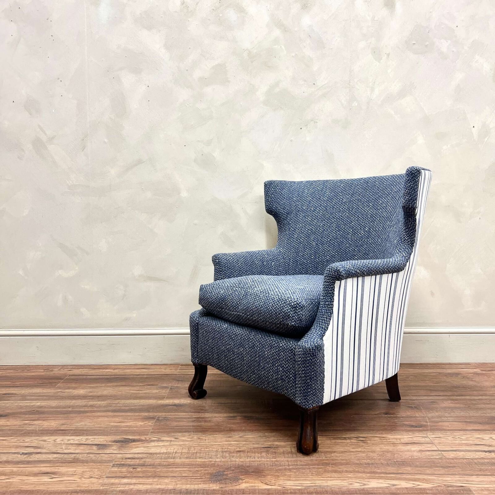 photo vinterior 19th Century Upholstered English Armchair