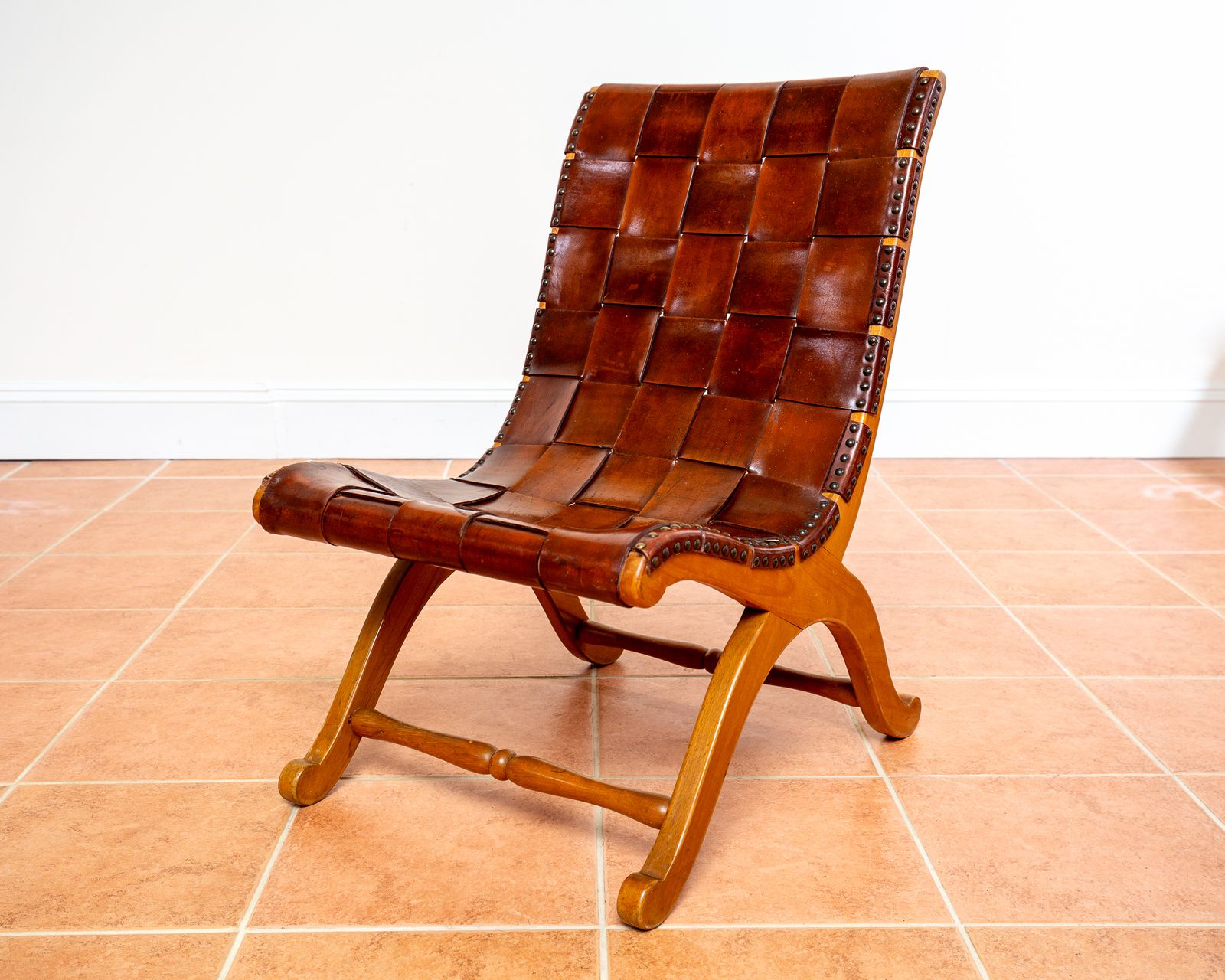 photo vintage Pierre Lottier Slipper Lounge Chair Cigar Leather Strap 1960s Blonde Valenti Spanish French Mid Century Mcm Designer Neoclassical