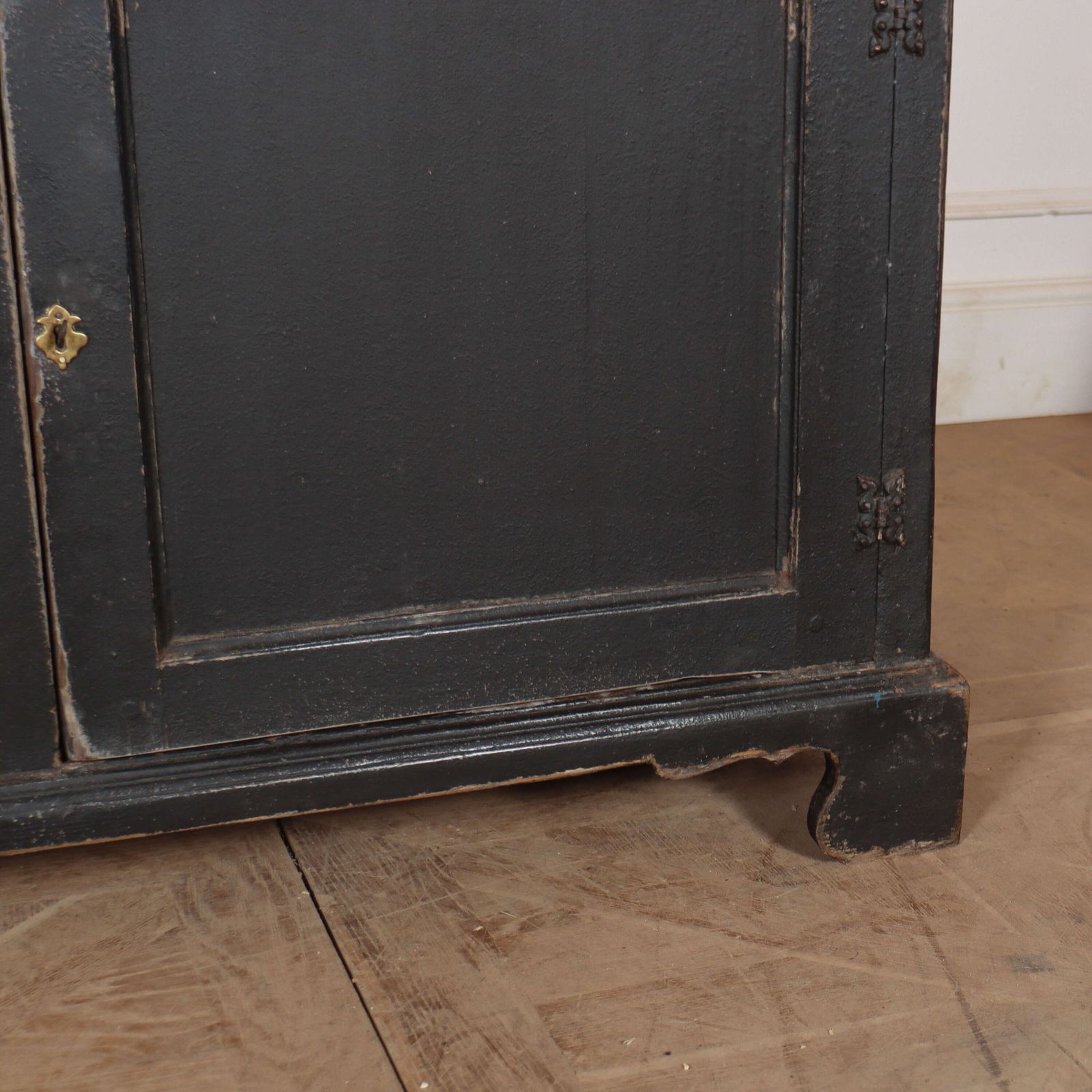 18th Century English Country Dresser Base photo 3000.0