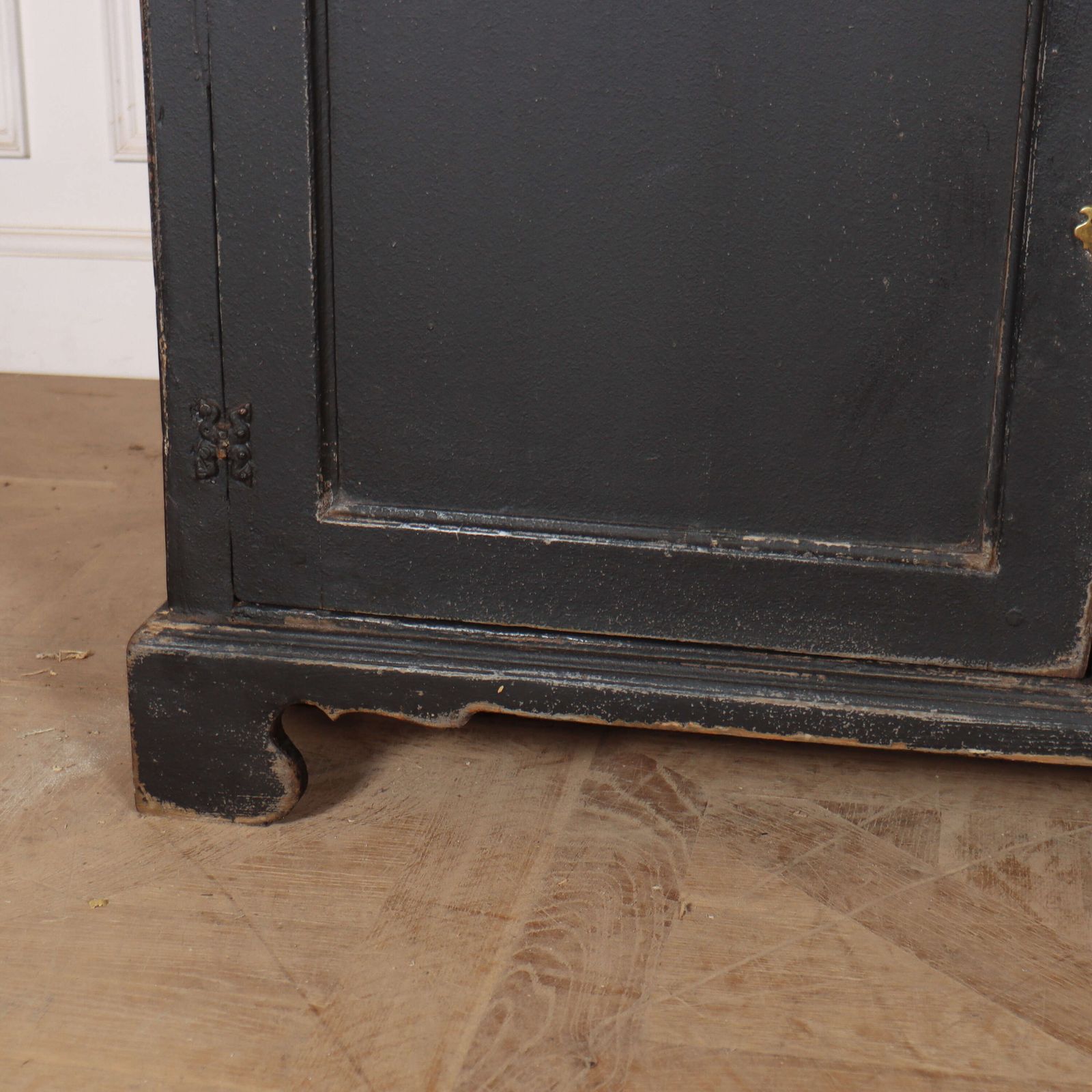 18th Century English Country Dresser Base photo vinterior