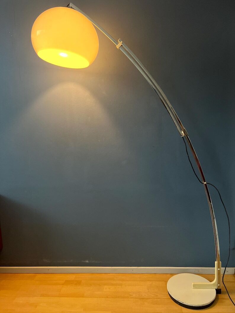 Italiaanse Mid Century Goffredo Reggiani Booglamp Met Witte Plexiglazen Kap photo furniture