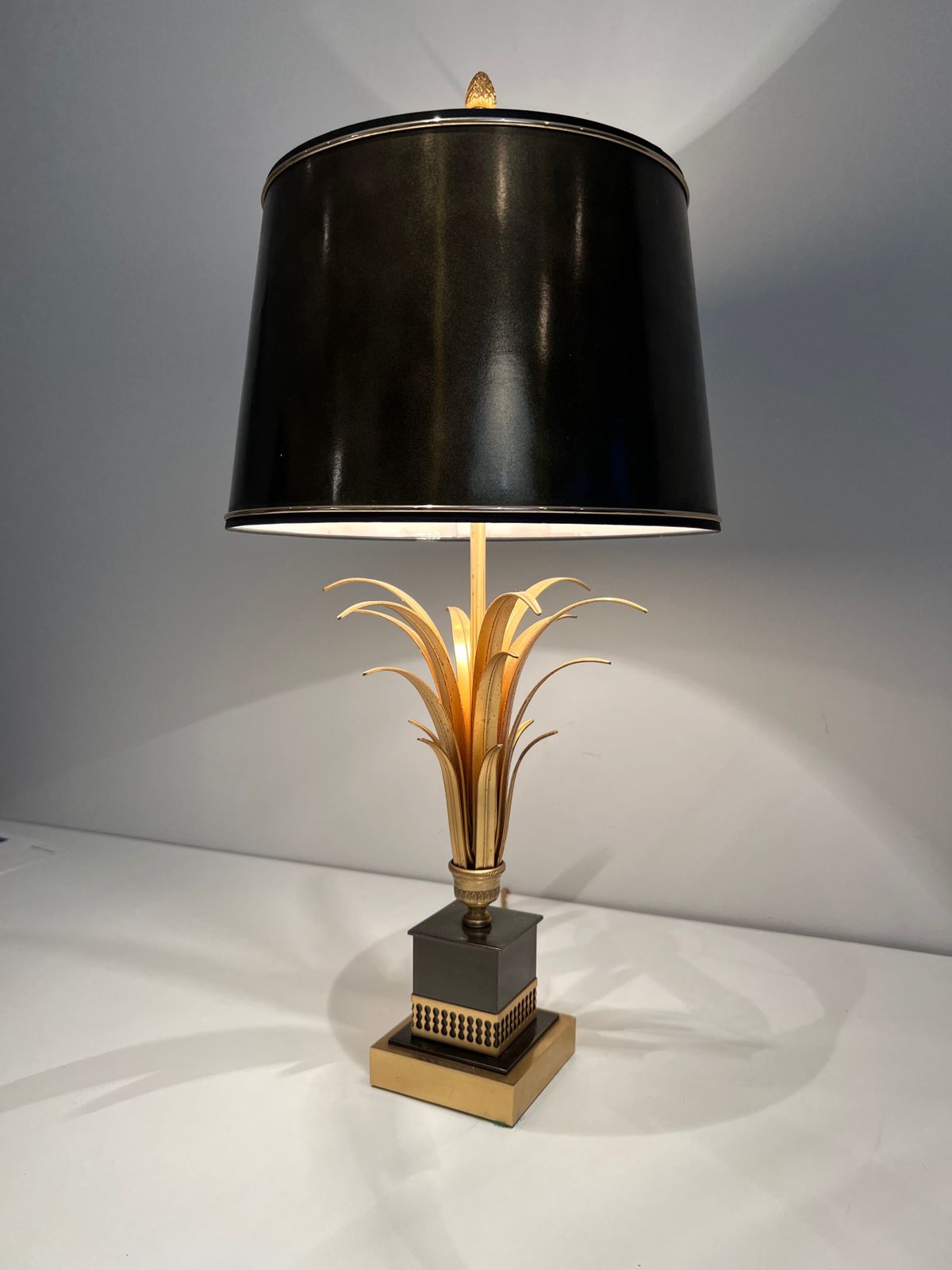 photo vinterior Pineapple Lamp In Gold Metal And Black Lacquer In The Style Of Maison Charles