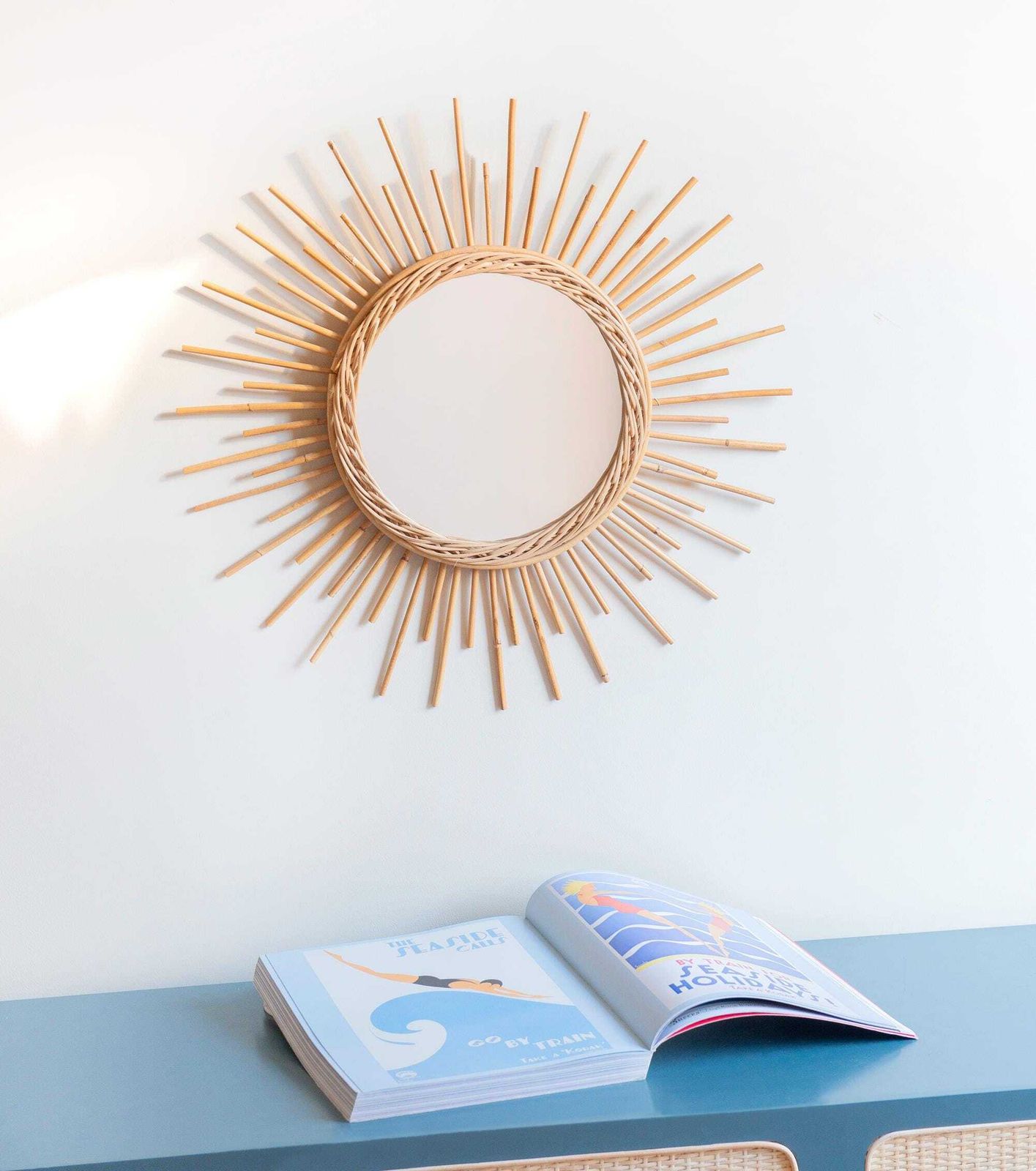 Miroir soleil en bambou, miroir mural Riviera française, miroir rond en rotin mid-century, design années 1960, décoration bohème photo for sale